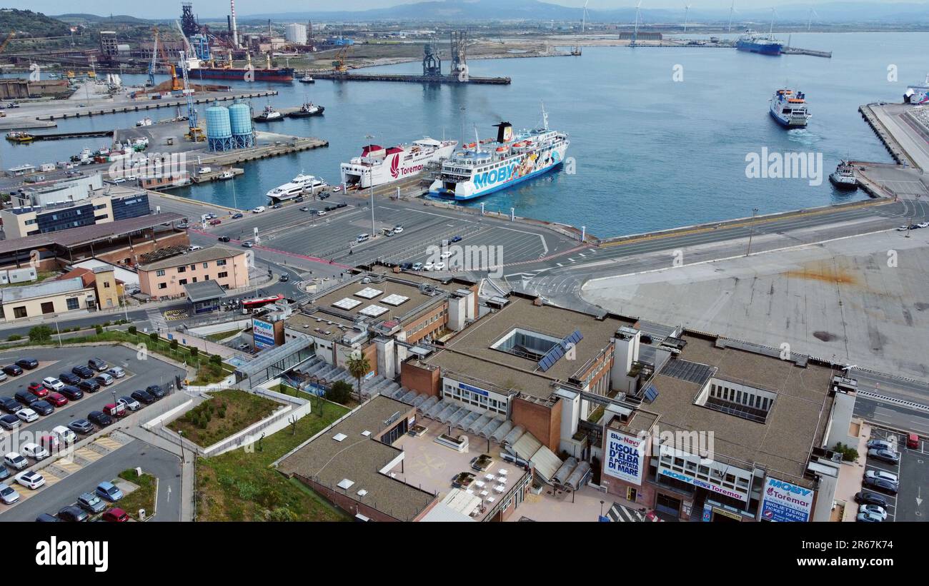 Moby Lines ferry MS Moby Kiss amarré à Piombino, Italie et chargement pour les itinéraires vers la Corse ou l'île d'Elbe. Le navire est peint avec les dessins animés de Looney Tunes avril 23 Banque D'Images