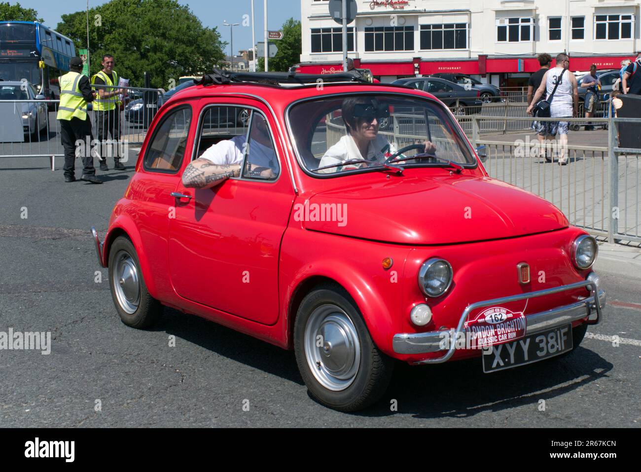 Une Fiat 500 XYY 381F au London to Brighton Modern Classic car Run qui part du musée Brooklands. Banque D'Images