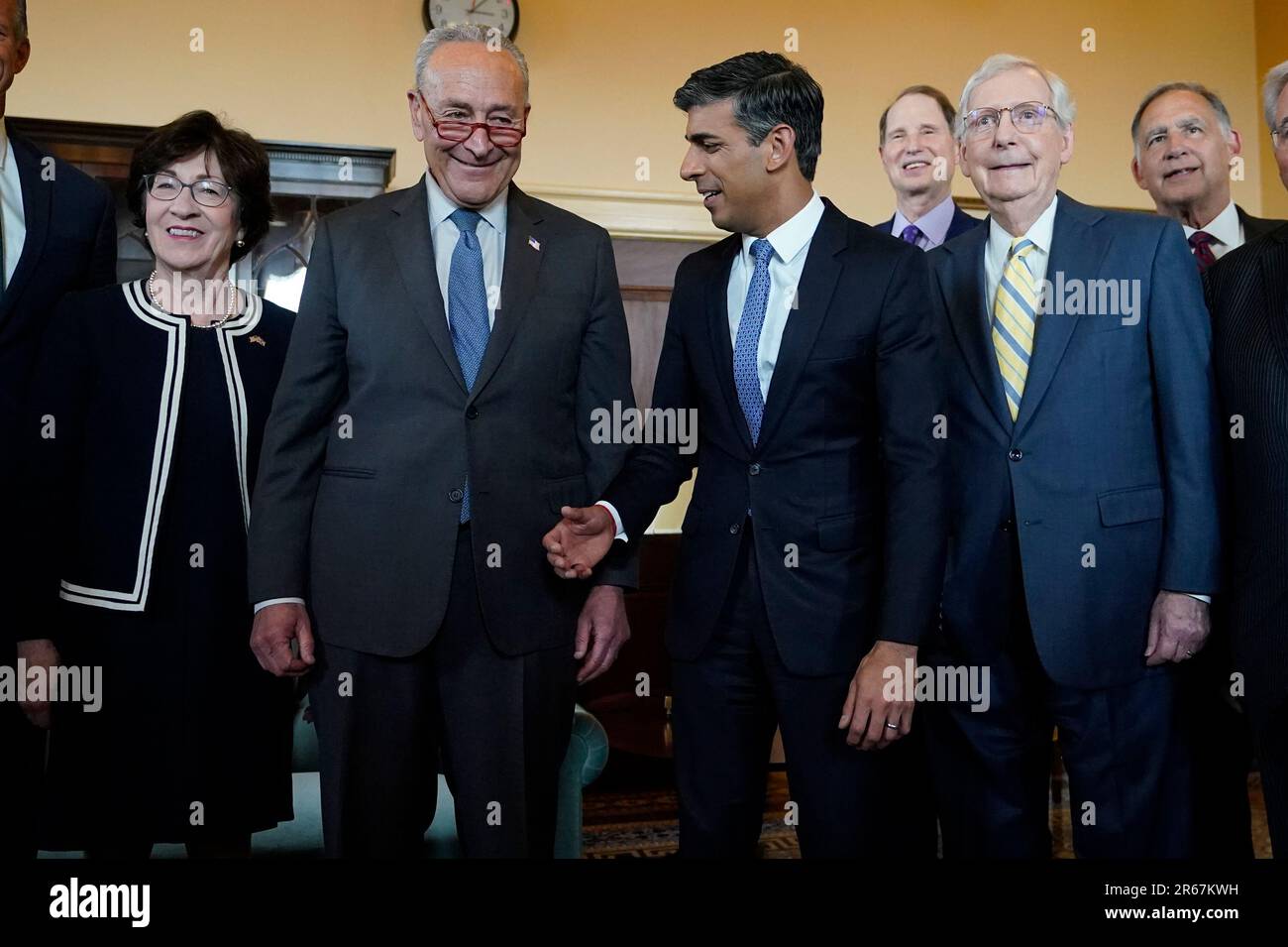 Le Premier ministre Rishi Sunak (troisième à gauche) rencontre la sénatrice Susan Collins, le leader de la majorité au Sénat américain Chuck Schumer (deuxième à gauche) et le leader minoritaire au Sénat américain Mitch McConnell (à droite) à Capitol Hill, lors de sa visite à Washington DC aux États-Unis. Date de la photo: Mercredi 7 juin 2023. Banque D'Images