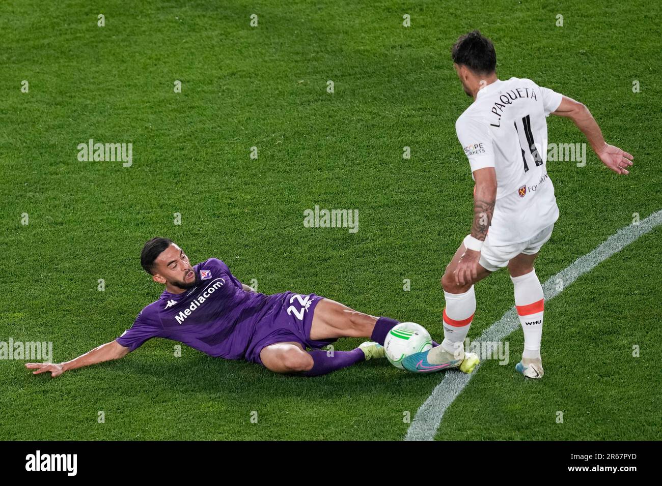 Fiorentina's Nicolas Gonzalez, left, challenges for the ball with West Ham's Lucas Paqueta during the Europa Conference League final soccer match between Fiorentina and West Ham at the Eden Arena in Prague, Wednesday, June 7, 2023. (AP Photo/Darko Vojinovic) Banque D'Images