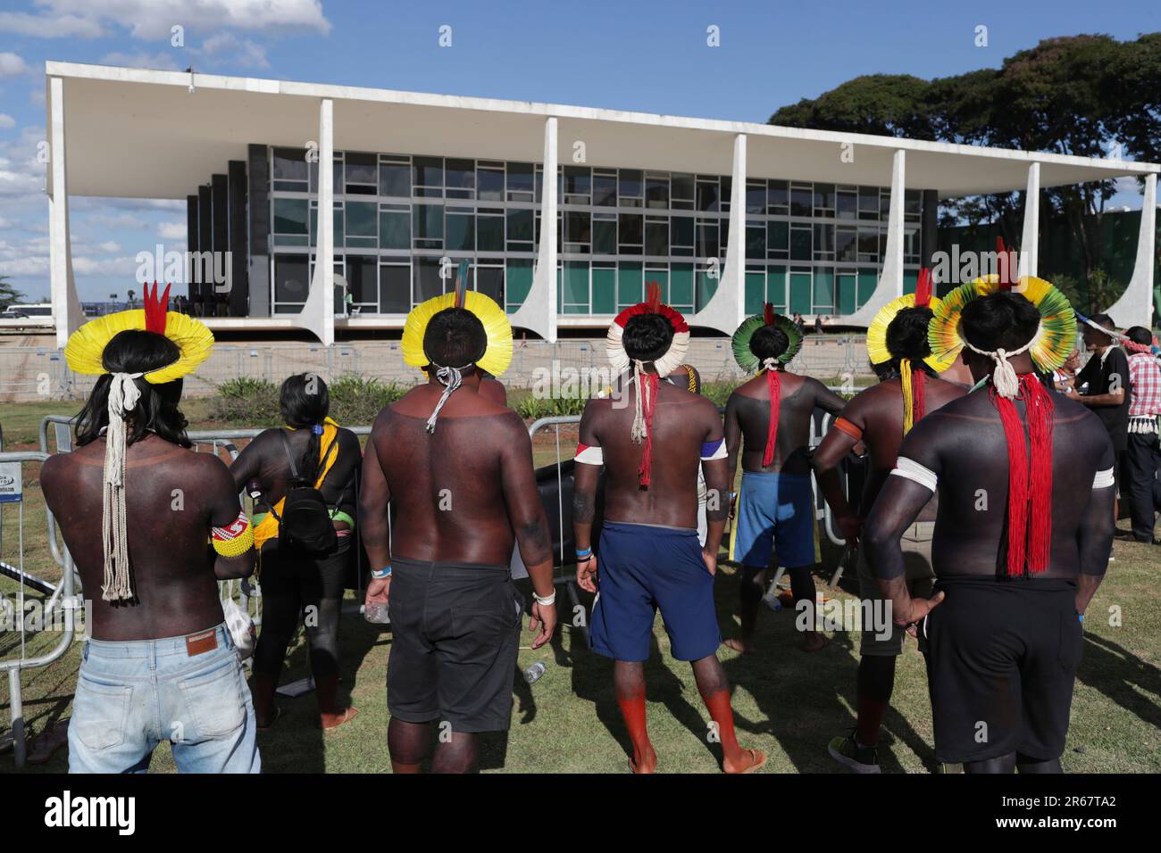 Brazil’s Indigenous rally outside the Supreme Court as the top court moves to deliberate on ancestral lands, in Brasilia, Brazil, Wednesday, June 7, 2023. Hundreds of Indigenous people from different states and ethnicities gathered Wednesday in Brazil’s capital holding signs railing against the prospective creation of a benchmark time limit that threatens to strip some of them of their lands. (AP Photo/Gustavo Moreno) Banque D'Images