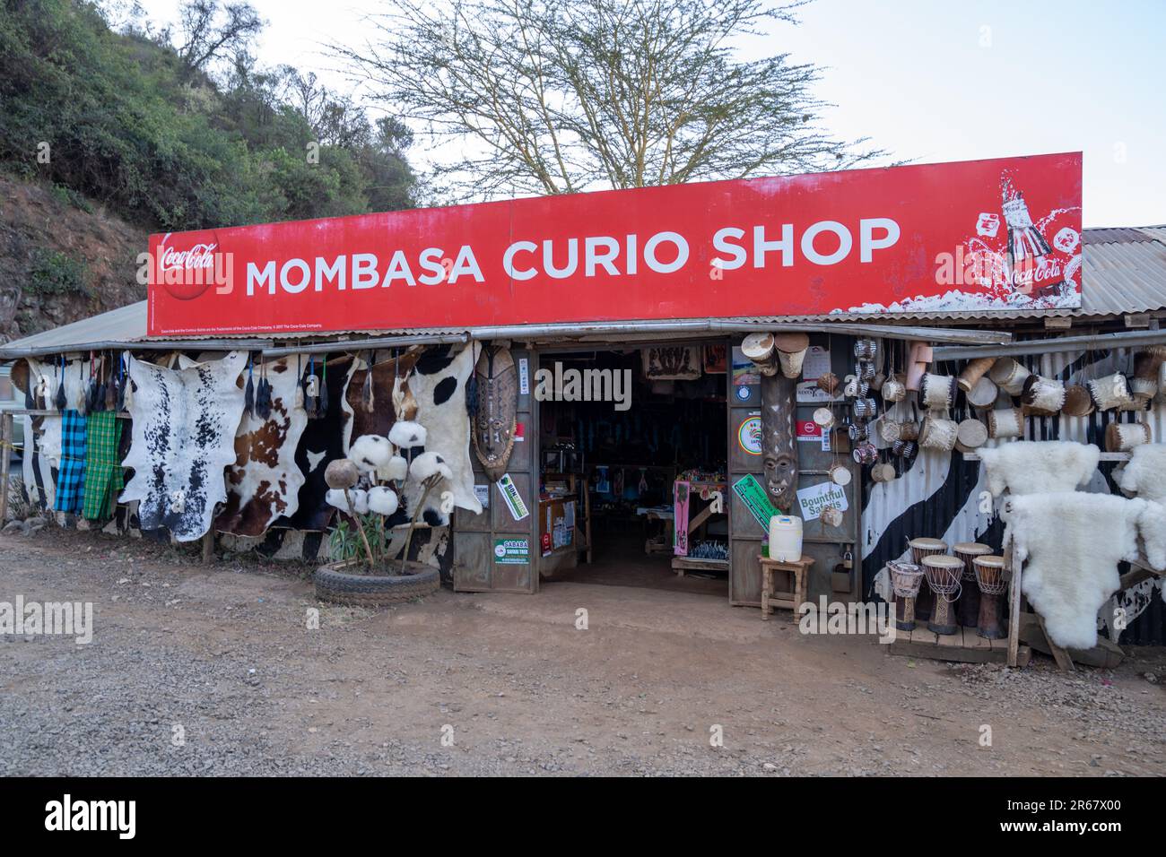 Escarpment, Kenya - 3 mars 2023: Mombasa Curio Shop, avec Coca Cola soda, au point de vue de la Grande Vallée du Rift Banque D'Images