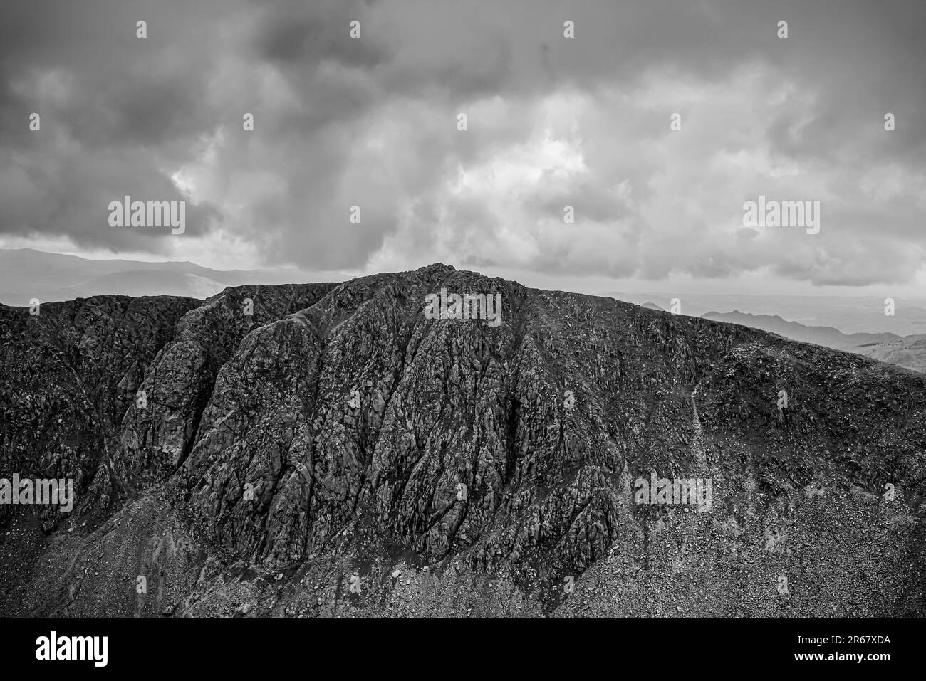 Vue sur les crags du Dow depuis le sommet de l'ancien homme coniston Banque D'Images