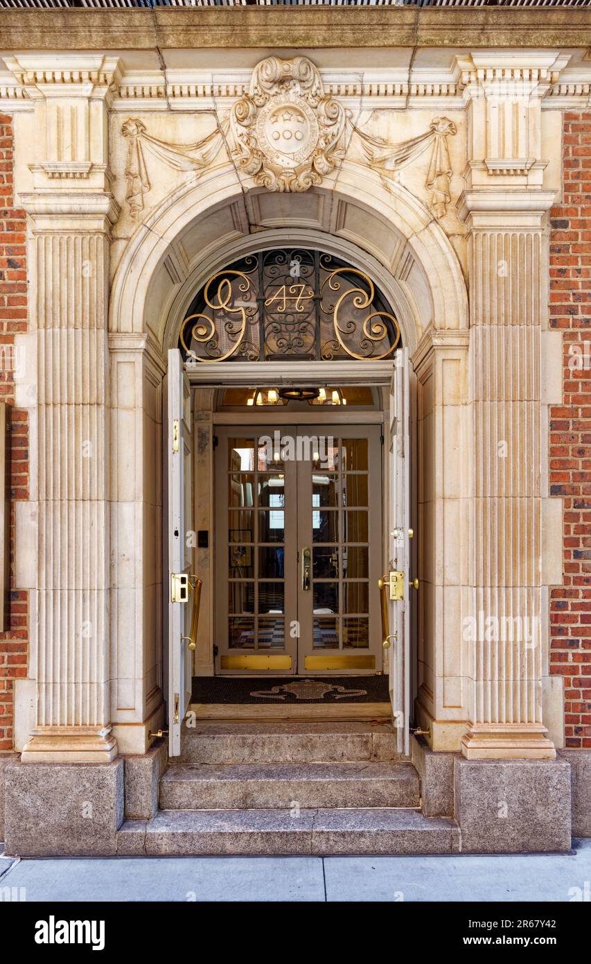 Détail de l'entrée, le Grolier Club, un club privé de bibliophiles. L'édifice de cinq étages en briques et en pierre possède une bibliothèque et une galerie ouvertes au public. Banque D'Images