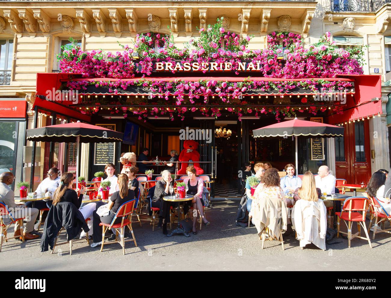 Le café Brasserie Nai est un café libanais traditionnel situé près de l'Arc de Triomphe, à Paris, en France. Banque D'Images