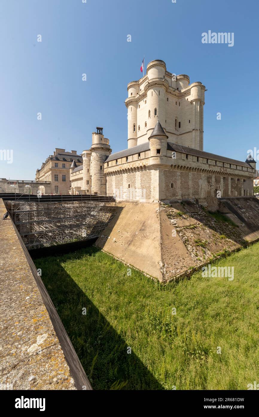 Etude architecturale haute résolution du Donjon dans le domaine du Château de Vincennes, Paris, France sous un soleil d'été Banque D'Images