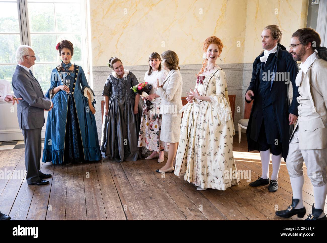 Stockholm, Suède. 07th juin 2023. STOCKHOLM 20230607 le rassemblement festif des amis du Théâtre Drottningholm au Théâtre du Palais Drottningholm. Le roi Carl Gustaf et la reine Silvia avec tous les boursiers: EVA Bäckvall Nihlén, chancelier 2001-2023, Amie Foon, mezzo-soprano, Richard Hamrin, Baryton, Tessan-Maria Lahussari, soprano, Rodrigo Gutiérrez, hautbois baroque, Minna Kangas, violon baroque et maître de concert à l'orchestre du théâtre Drottningholm, Carl Ackerfeldt, baryton, danse baroque. Photo: Pontus Lundahl/TT/code 10050 Undefined Credit: TT News Agency/Alay Live News Banque D'Images