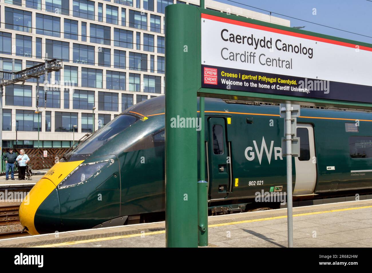 Cardiff central train station Banque de photographies et d’images à ...