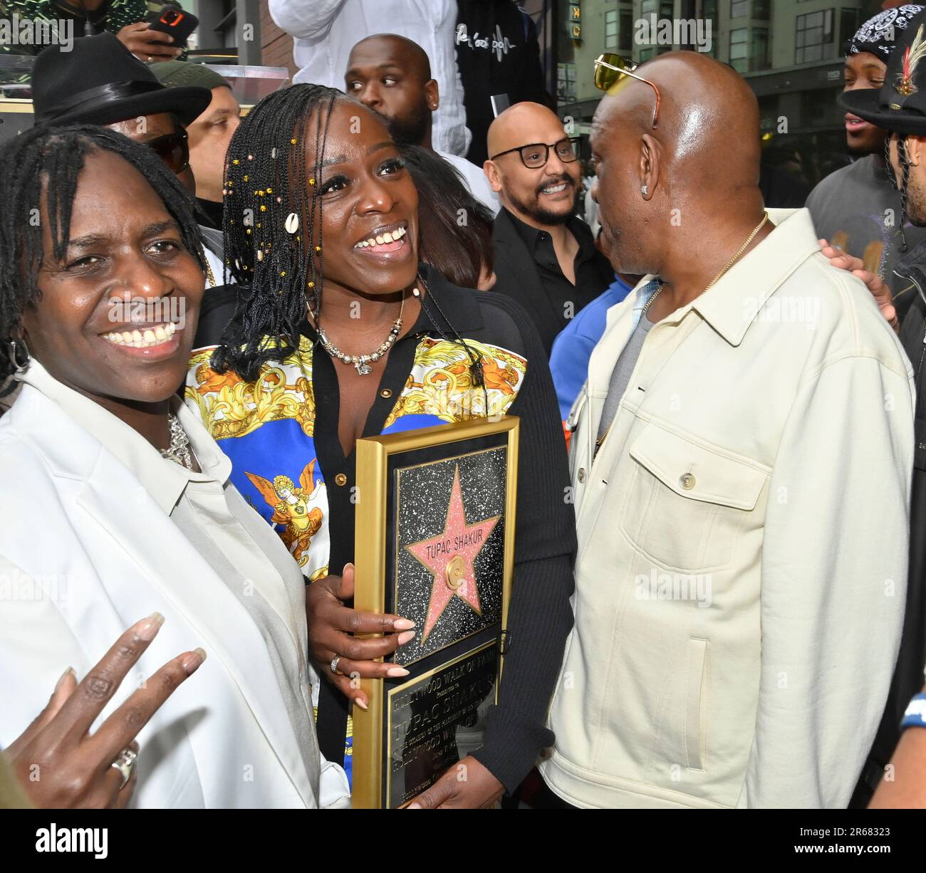 Los Angeles, États-Unis. 07th juin 2023. Sekyiwa 'Set' Shakur (C), la sœur de Tupac Shakur est entourée d'amis et de membres de sa famille lors d'une cérémonie de dévoilement posthume en l'honneur de Tupac Shakur avec l'étoile de 58th sur le Hollywood Walk of Fame mercredi, 7 juin 2023. La cérémonie se déroule neuf jours avant le 52nd anniversaire de la naissance de Shakur à Harlem. Photo de Jim Ruymen/UPI crédit: UPI/Alay Live News Banque D'Images