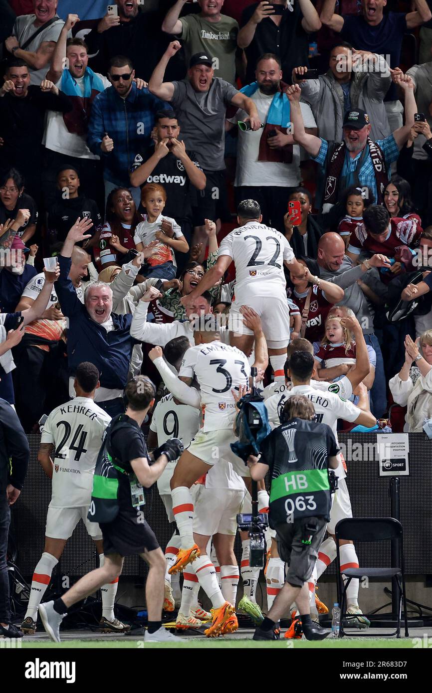 Prague, République tchèque. 07th juin 2023. Said Benrahma de West Ham United fête avec ses coéquipiers après avoir marqué l'objectif de 0-1 lors de la finale de la Ligue de la Conférence entre l'ACF Fiorentina et le West Ham United FC au stade Eden Arena de Prague (République tchèque), 7 juin 2023. Credit: Insidefoto di andrea staccioli/Alamy Live News Banque D'Images