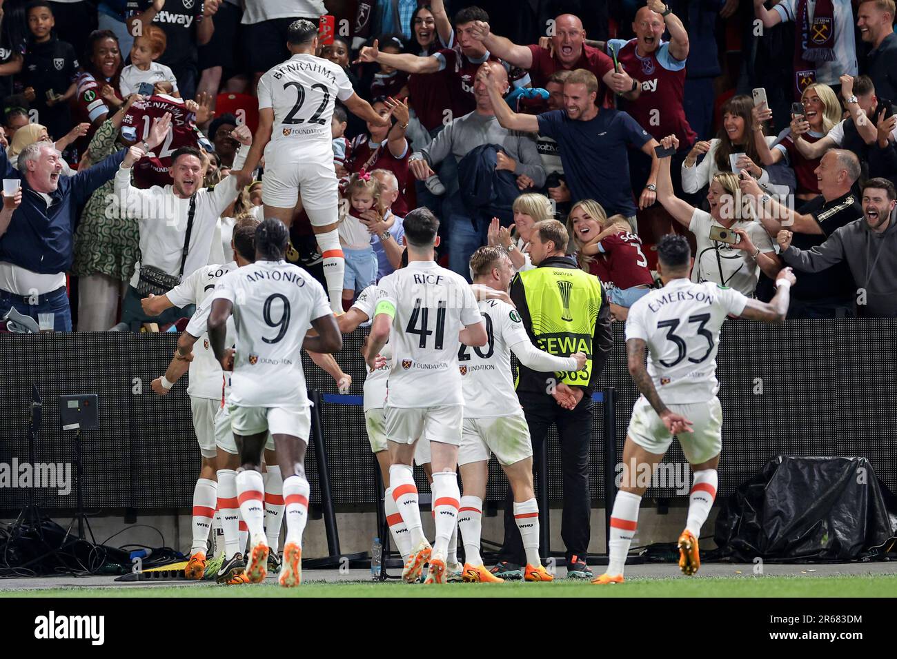 Prague, République tchèque. 07th juin 2023. Said Benrahma de West Ham United fête avec ses coéquipiers après avoir marqué l'objectif de 0-1 lors de la finale de la Ligue de la Conférence entre l'ACF Fiorentina et le West Ham United FC au stade Eden Arena de Prague (République tchèque), 7 juin 2023. Credit: Insidefoto di andrea staccioli/Alamy Live News Banque D'Images