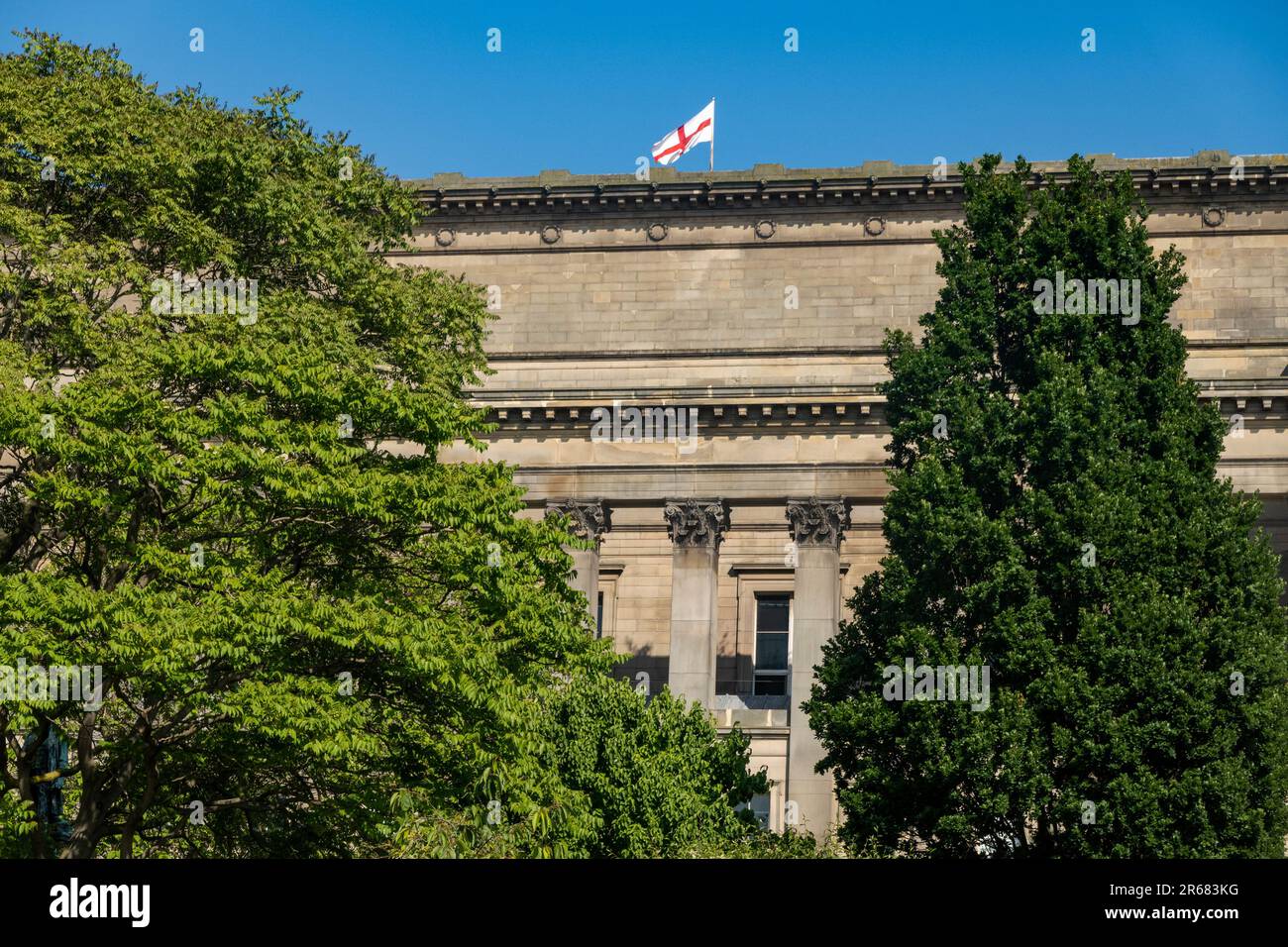 St George Cross English Nation Country Flag survolant St George's Hall à Liverpool Banque D'Images