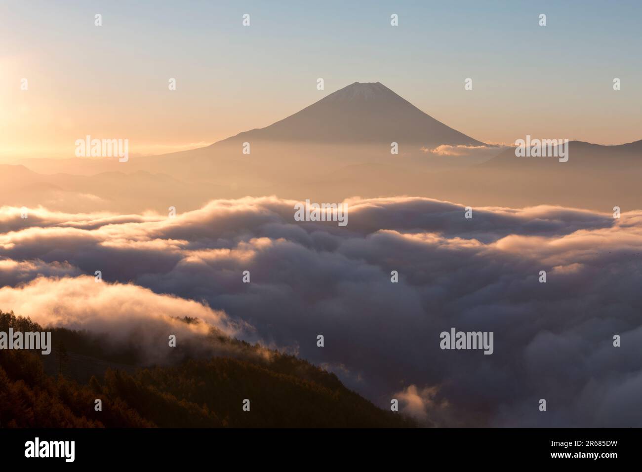Mont Fuji et une mer de nuages Banque D'Images