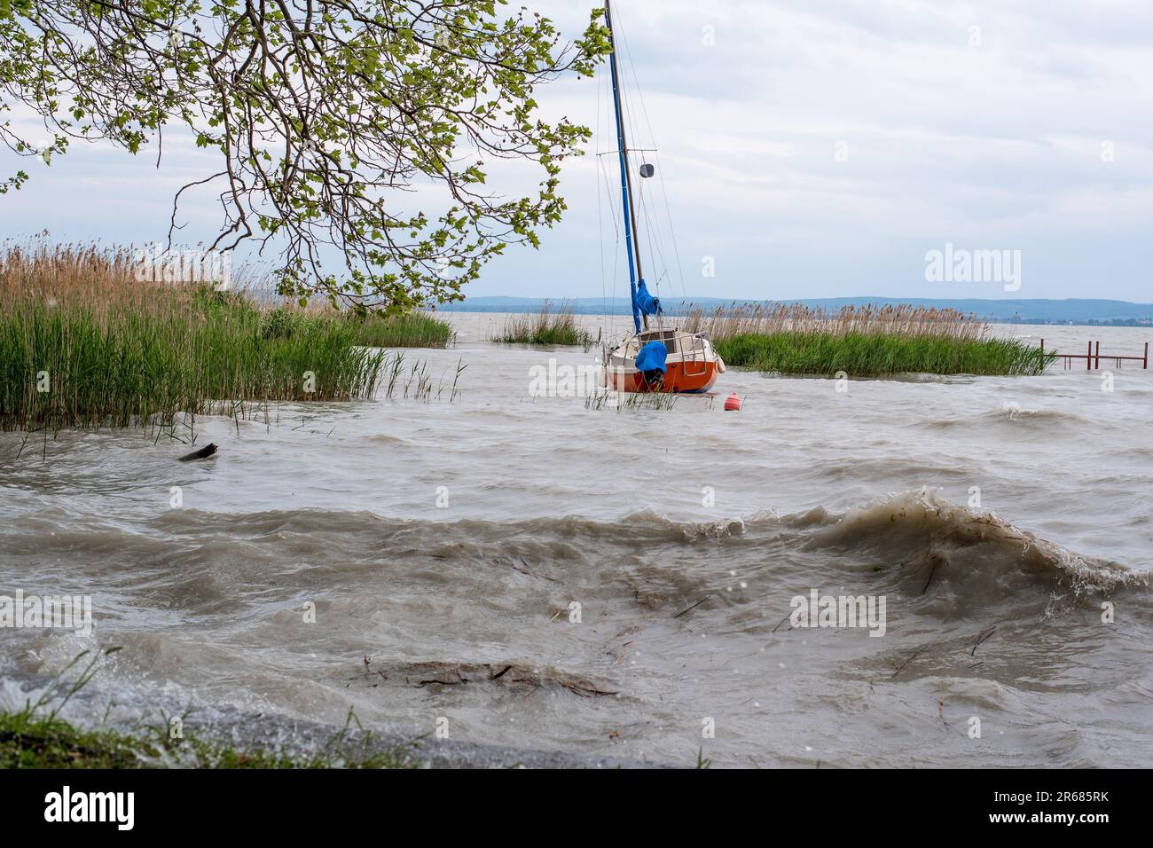 Un voilier seul attendant sur le lac Balaton pour une tempête à venir à passer. Banque D'Images