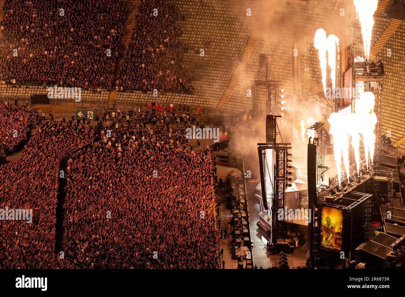 Munich, Allemagne. 07th juin 2023. Des milliers de spectateurs regardent le  concert du groupe Rammstein dans le stade olympique. Rammstein jouer à  Munich sur 07 08 10 11.06.2023 un total de quatre