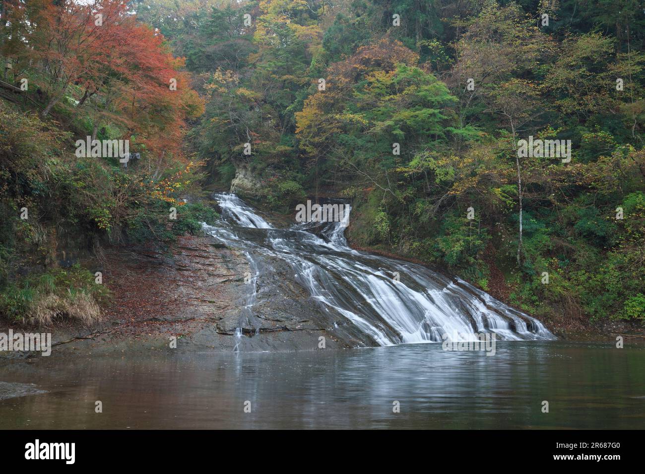 Chutes d'Awamata dans les feuilles d'automne Banque D'Images