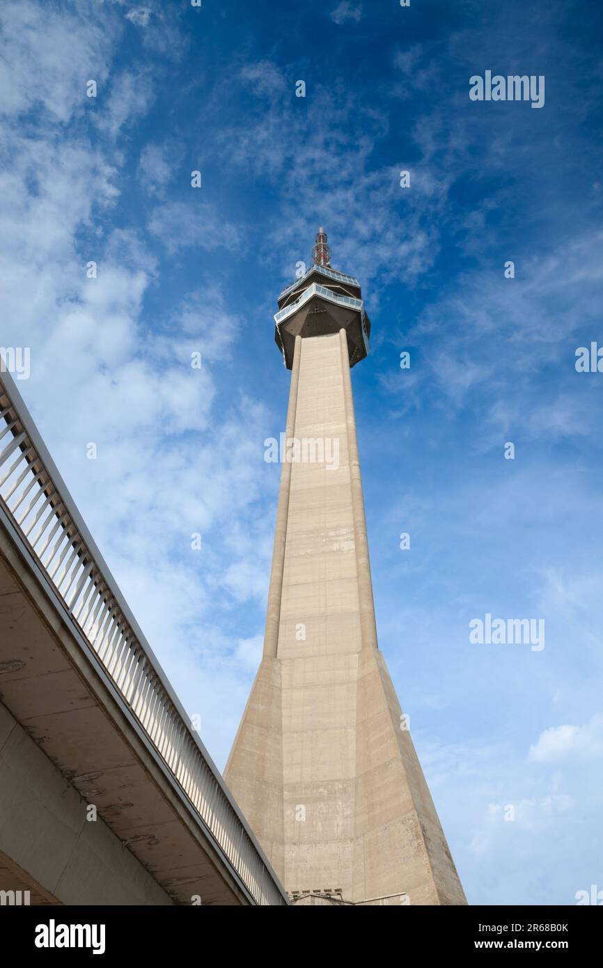 Photo de la tour Avala vue d'en dessous. La tour Avala est une tour de télécommunications de 204,68 m de haut située sur le mont Avala, à Belgrade, en Serbie. Banque D'Images