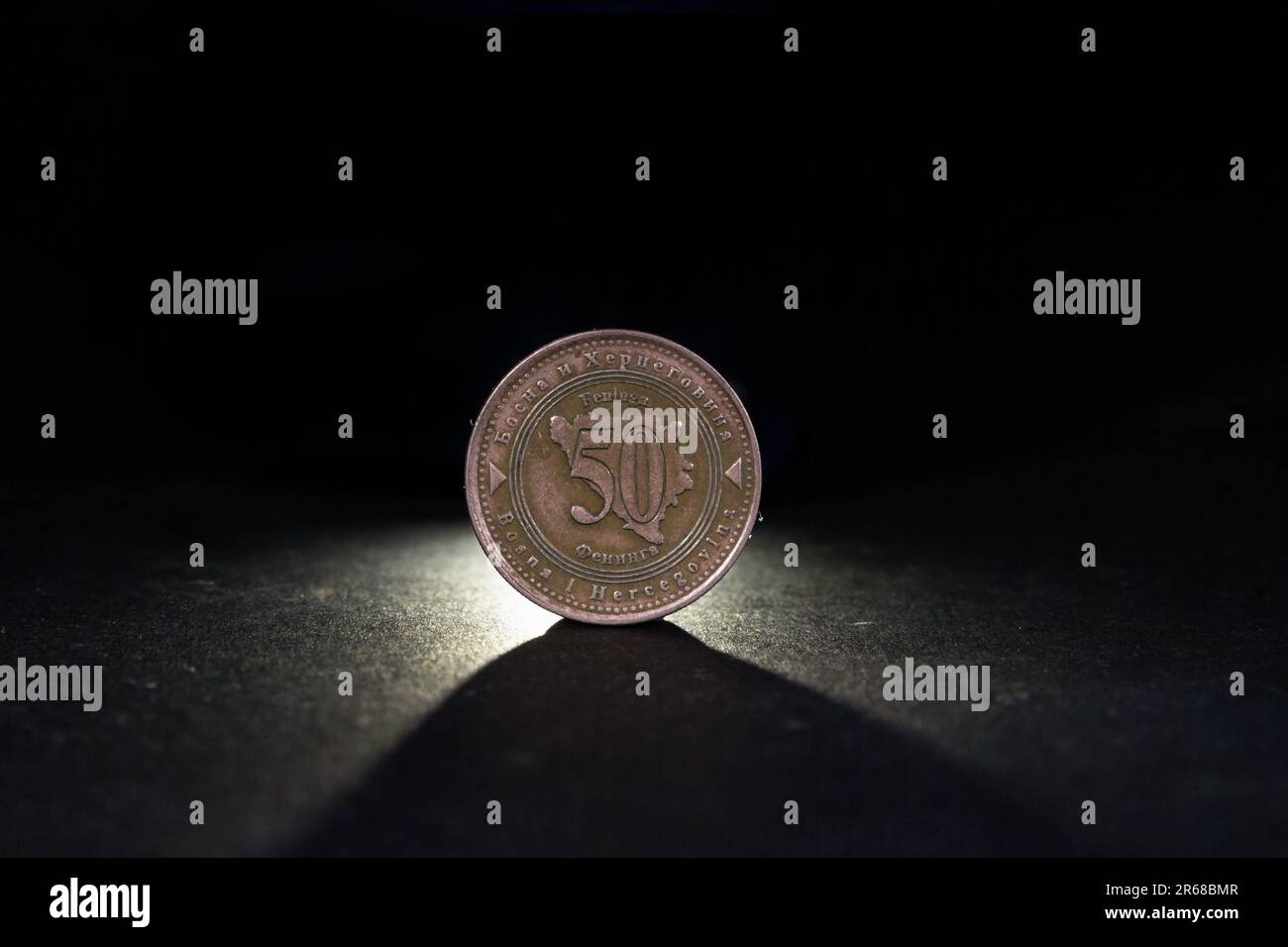Photo de pièce bosniaque sur fond noir, avec un foyer sur une pièce de 50 feninga. La marque convertible est la monnaie de la Bosnie-Herzégovine. JE Banque D'Images