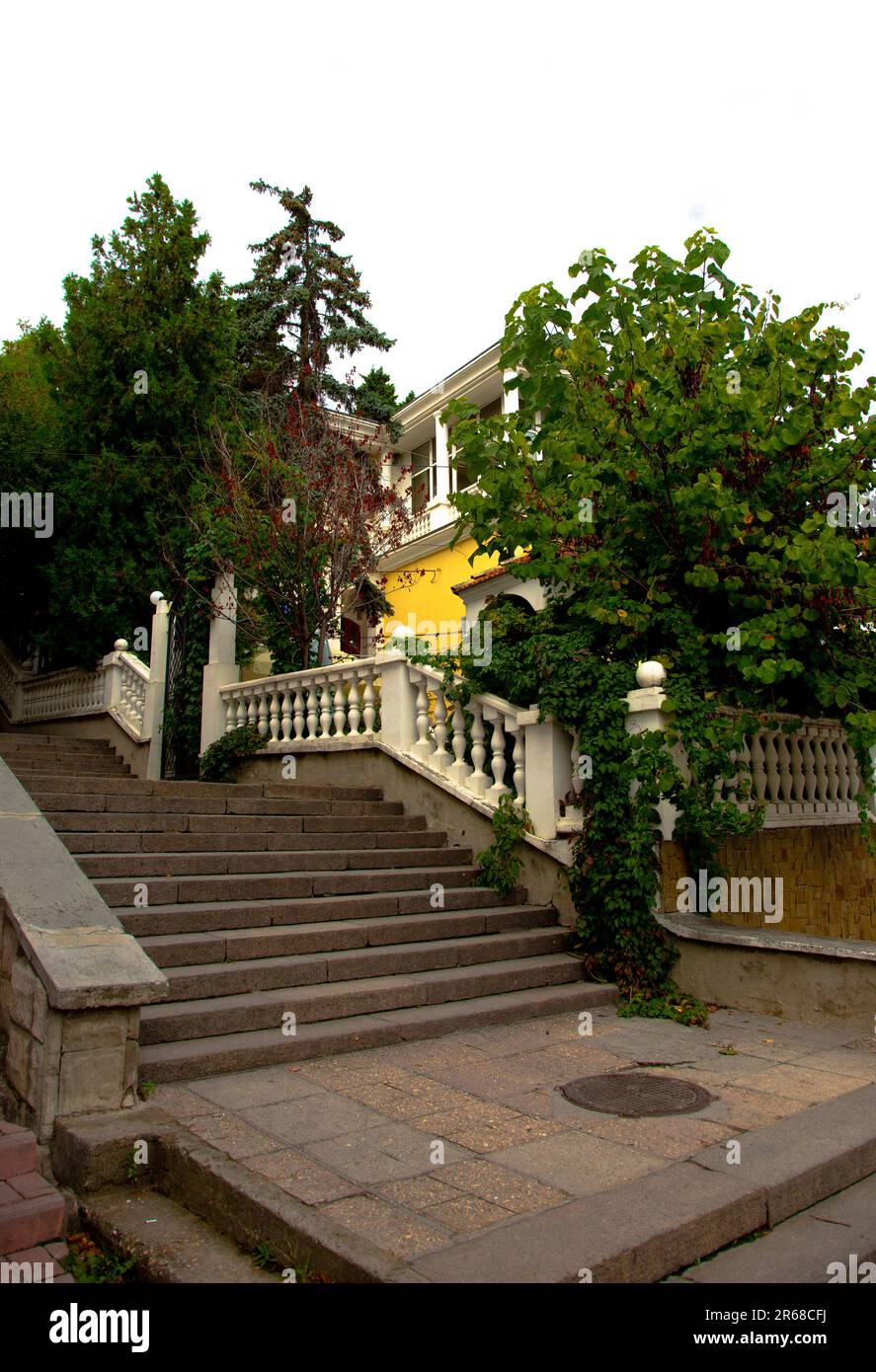 Sébastopol, Crimée. 26th septembre 2021. Sébastopol, parfois écrit Sebastopol, est la plus grande ville de Crimée et un port majeur sur la mer Noire. Photo: Magnifique stairsÊin le centre de la ville. Credit: Katrina Kochneva/ZUMA Wire/Alamy Live News Banque D'Images