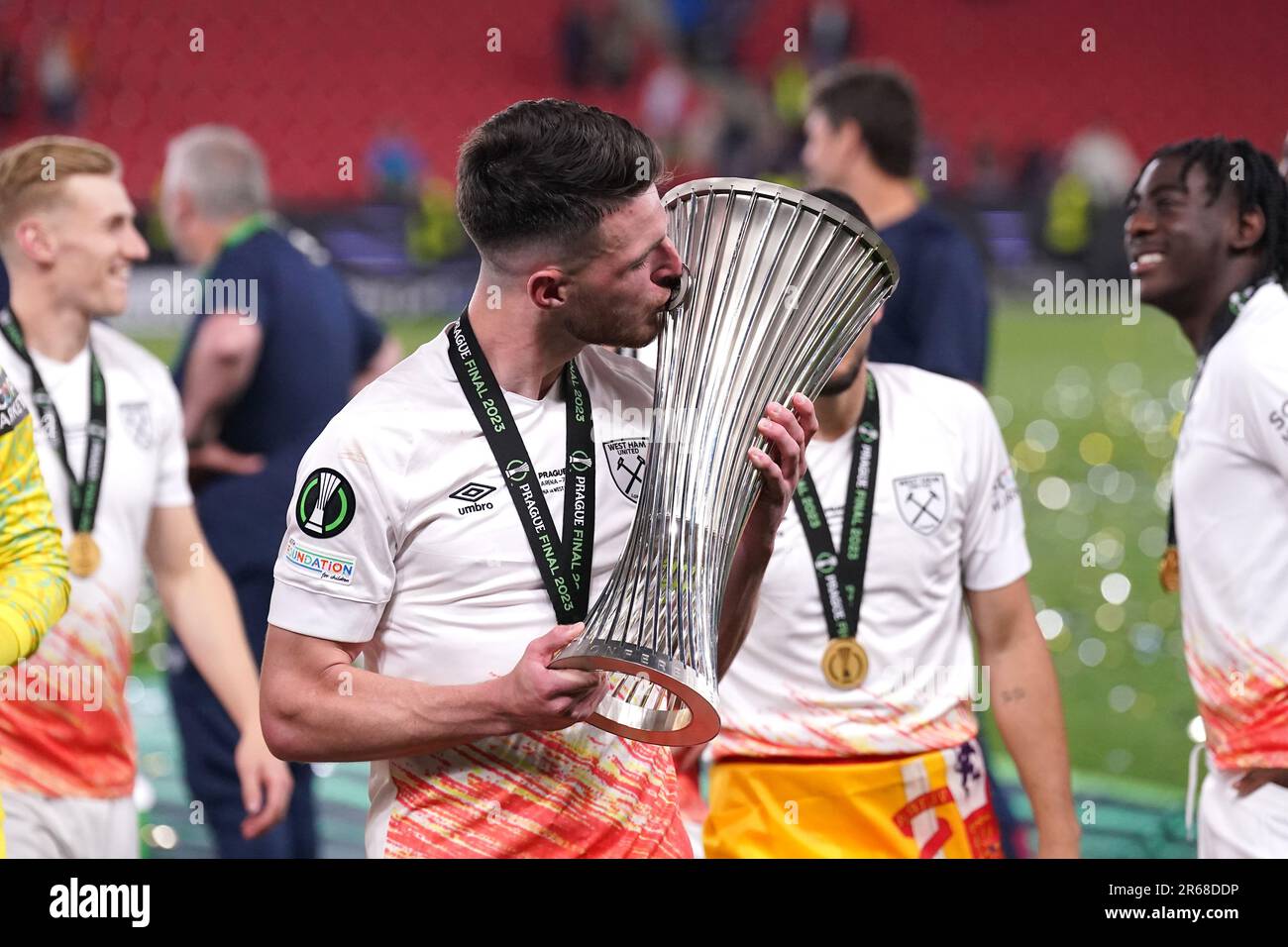 Le riz Declan de West Ham United avec le trophée UEFA Europa Conference League à la suite de la victoire sur Fiorentina lors de la finale de l'UEFA Europa Conference League à la Fortuna Arena de Prague. Date de la photo: Mercredi 7 juin 2023. Banque D'Images