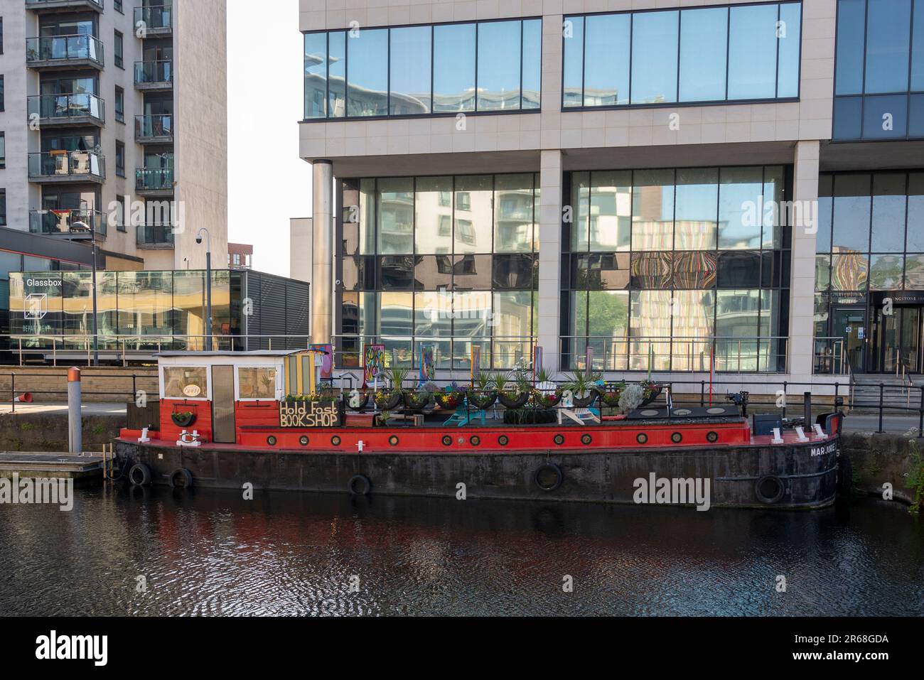 Librairie sur un bateau, narrowboat, Leeds Dock, Leeds Banque D'Images
