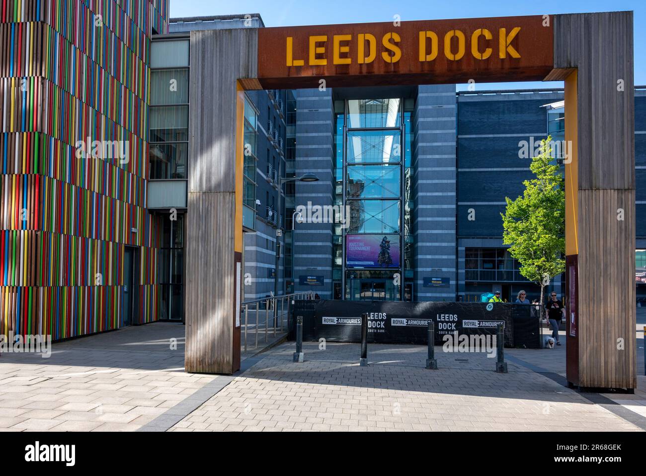 Arc carré et plaque de localisation à Leeds Dock, Leeds Banque D'Images