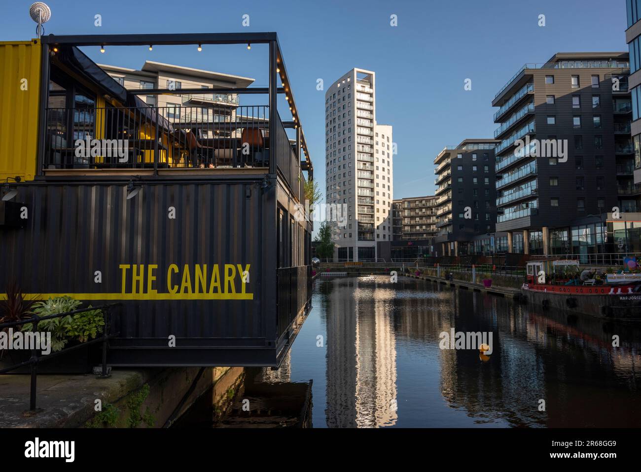 Le Canary, pub de bar peint jaune dans la région de leeds Dock de Leeds avec Clarence House tour appartement bloc Banque D'Images