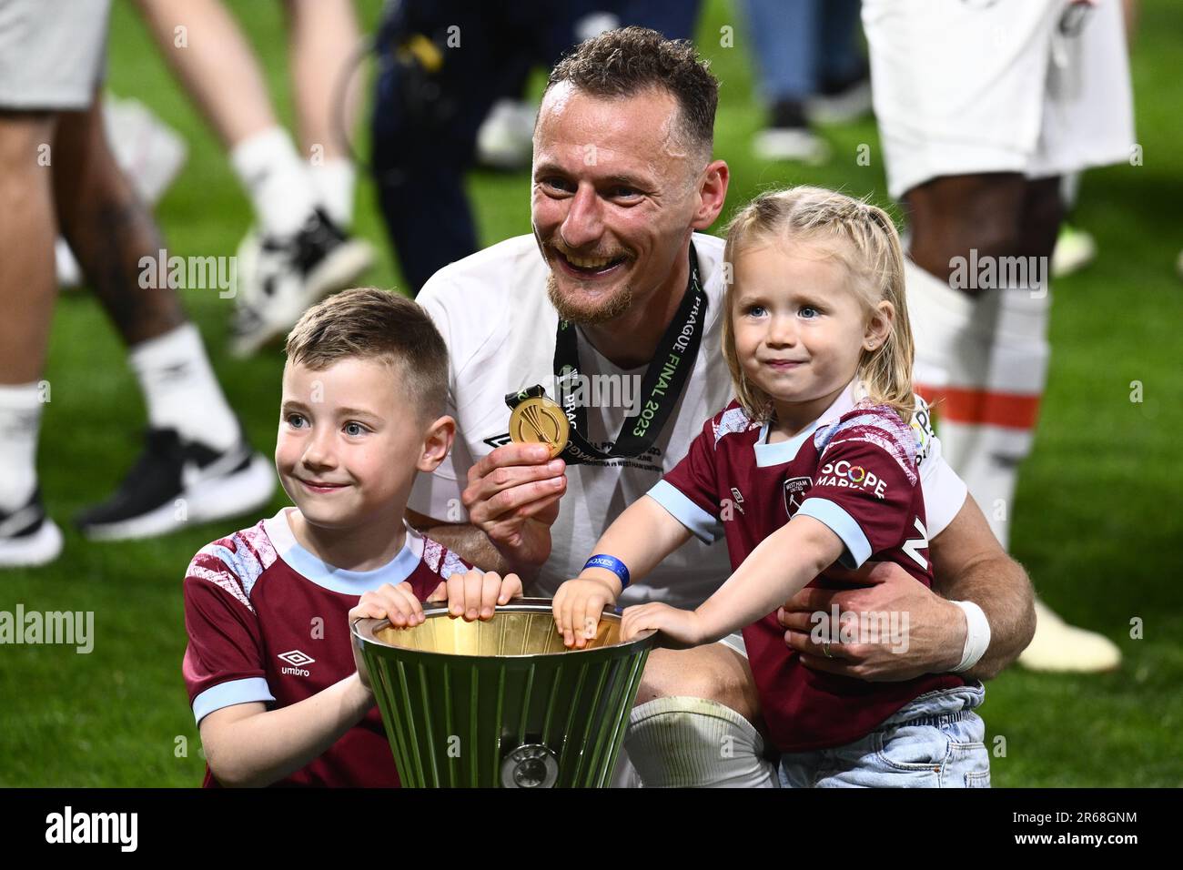 Prague, République tchèque. 07th juin 2023. Le joueur tchèque Vladimir Coufal (WHU) pose avec la médaille d'or au trophée du gagnant après le match final de la Ligue des conférences européennes: ACF Fiorentina vs West Ham United FC, on 7 juin 2023, à Prague, République tchèque. Crédit : Ondrej Deml/CTK photo/Alay Live News Banque D'Images