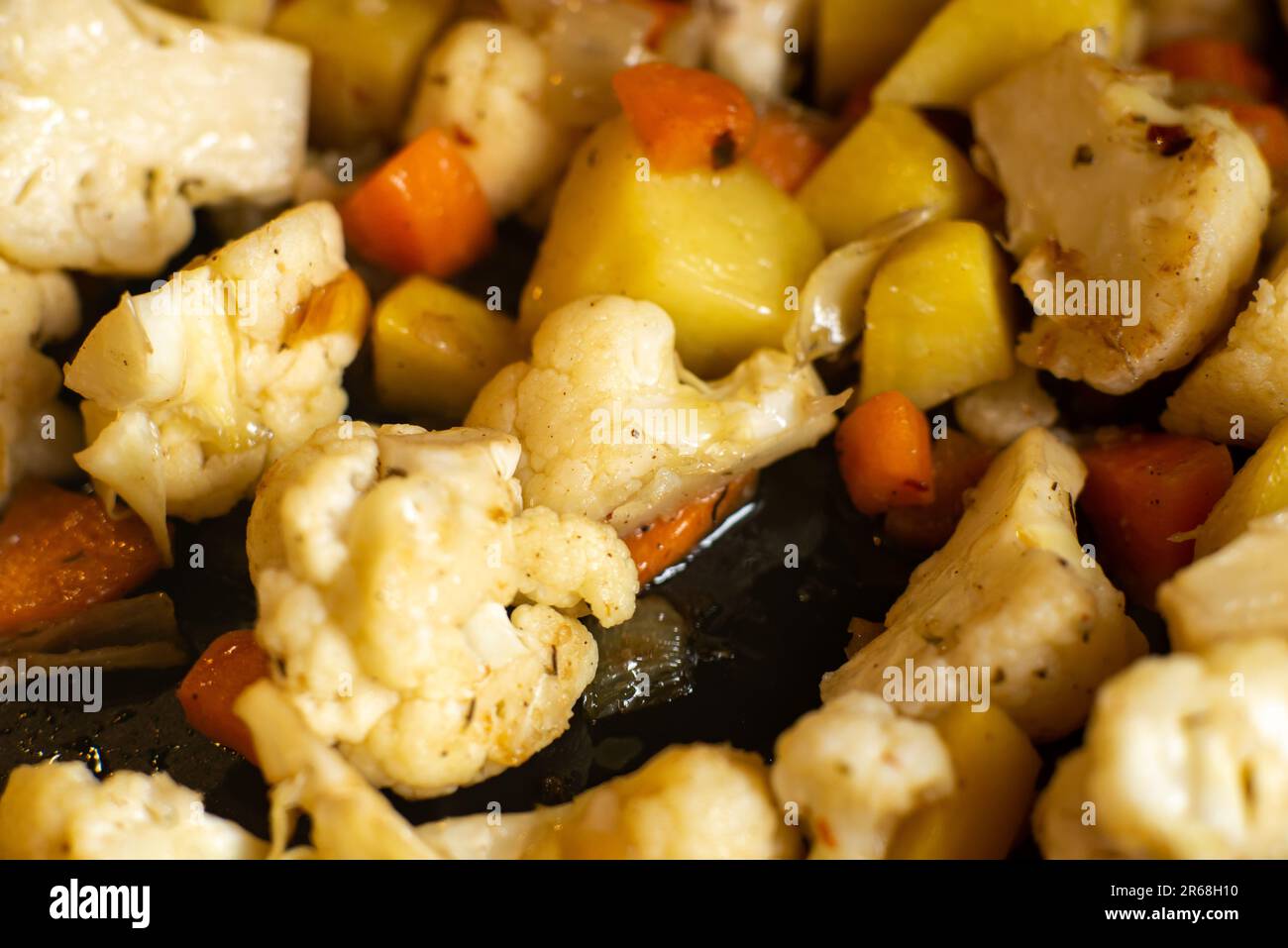 ragoût de légumes de carottes, chou-fleur, oignons, pommes de terre
