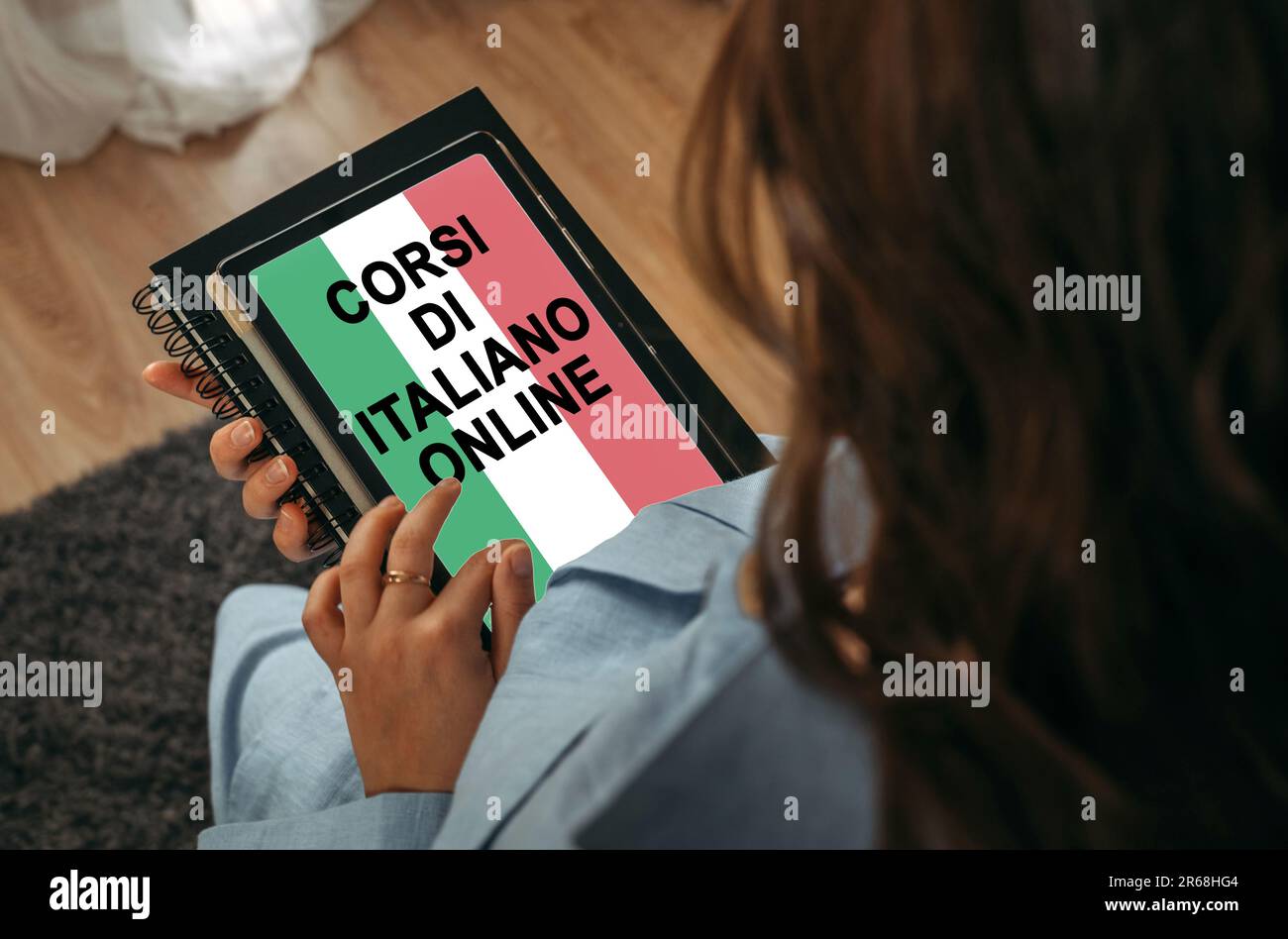 Concept d'apprentissage en ligne. Une femme tient une tablette dans ses ...
