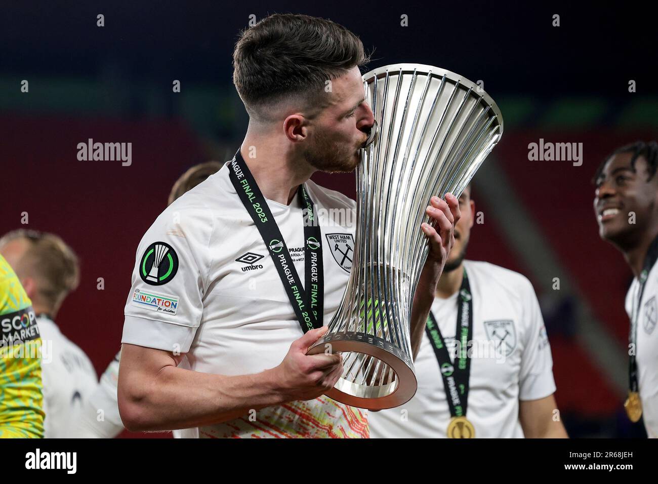 Prague, République tchèque. 07th juin 2023. Declan Rice of West Ham United embrasse le trophée alors qu'il célèbre avec ses coéquipiers à la fin de la finale de la Ligue de la Conférence entre l'ACF Fiorentina et le West Ham United FC au stade Eden Arena de Prague (République tchèque), 7 juin 2023. Credit: Insidefoto di andrea staccioli/Alamy Live News Banque D'Images