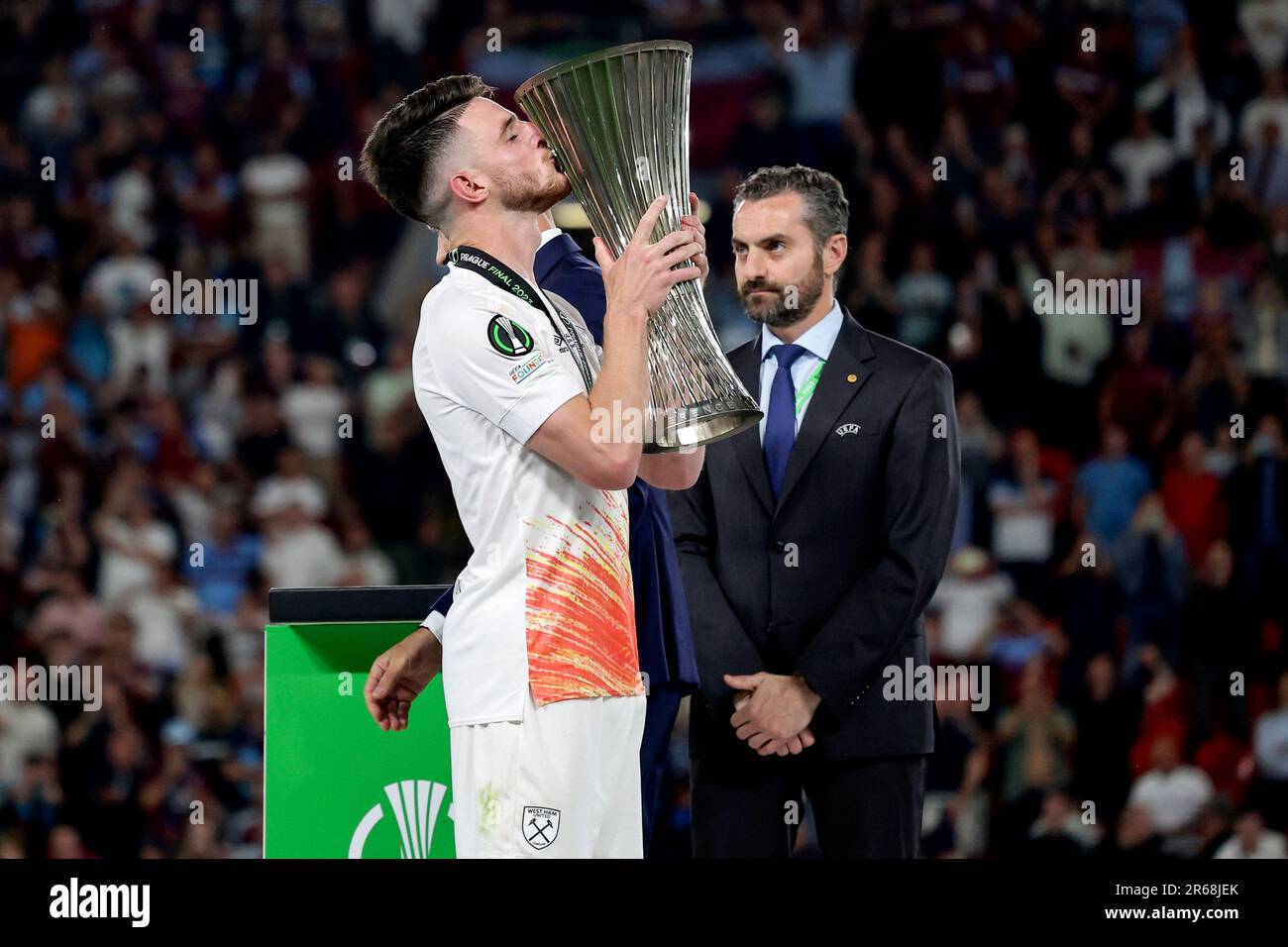 Prague, République tchèque. 07th juin 2023. Declan Rice of West Ham United embrasse le trophée alors qu'il célèbre avec ses coéquipiers à la fin de la finale de la Ligue de la Conférence entre l'ACF Fiorentina et le West Ham United FC au stade Eden Arena de Prague (République tchèque), 7 juin 2023. Credit: Insidefoto di andrea staccioli/Alamy Live News Banque D'Images