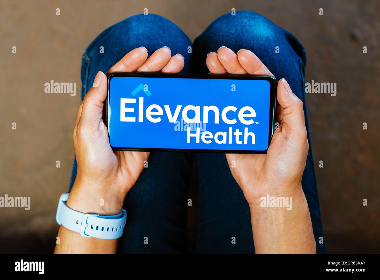 Dans cette illustration, le logo Elevance Health s'affiche sur l'écran d'un smartphone. Banque D'Images
