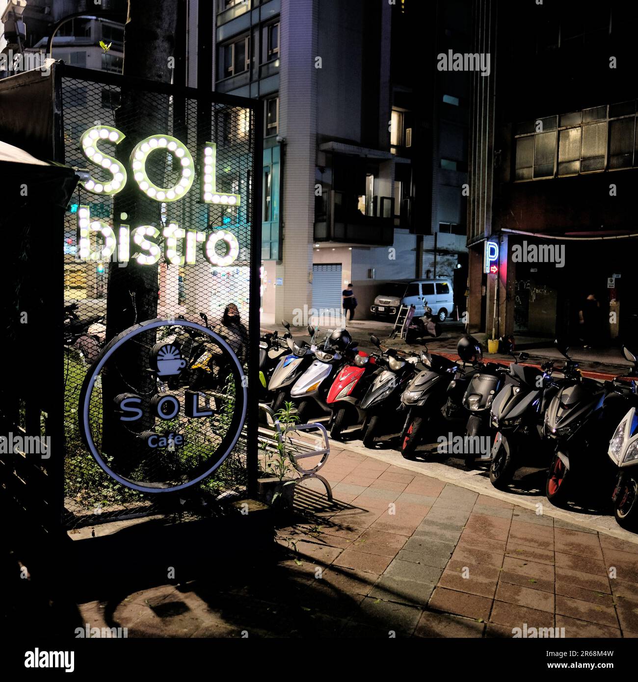LE SOL Bistro, le gastropub, le café et le restaurant du quartier de Wanhua, à Taipei, à Taïwan; un bar mixte gay-friendly servant des plats d'inspiration espagnole et italienne Banque D'Images LE SOL Bistro, le gastropub, le café et le restaurant du quartier de Wanhua, à Taipei, à Taïwan; un bar mixte gay-friendly servant des plats d'inspiration espagnole et italienne Banque D'Images