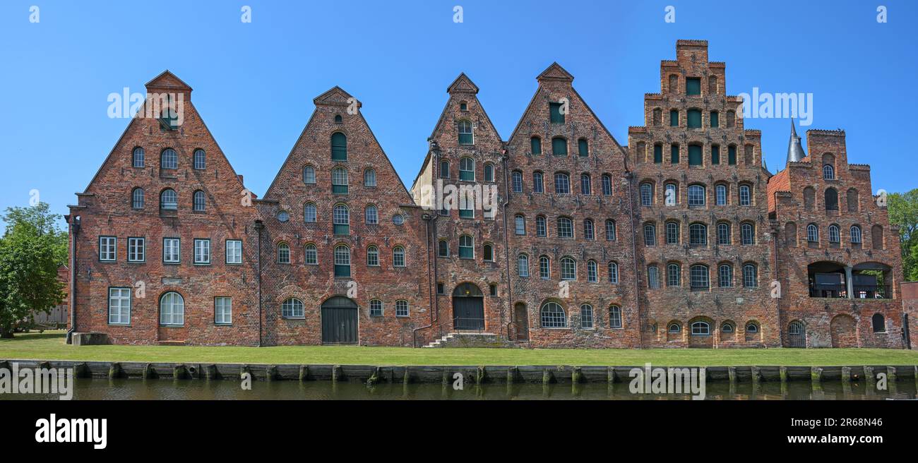 Salzspeicher de Lubeck, maisons historiques de stockage de sel en brique rouge architecture contre un ciel bleu, point de repère et destination touristique dans l'ancien hanseat Banque D'Images