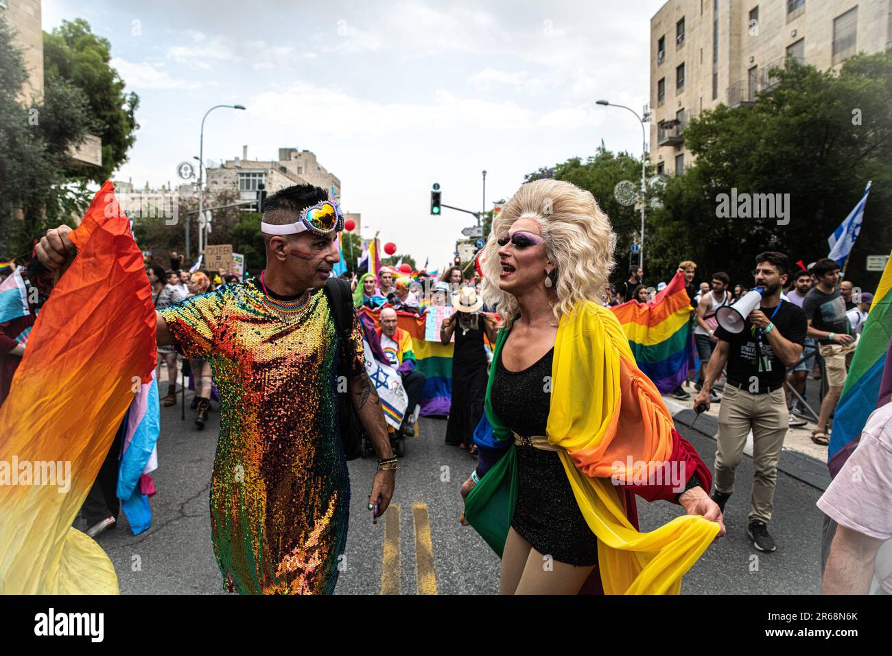 Un spectacle de dragde mène à la parade de la fierté de Jérusalem. Des milliers de personnes ont défilé dans le défilé annuel de la fierté de Jérusalem. Banque D'Images