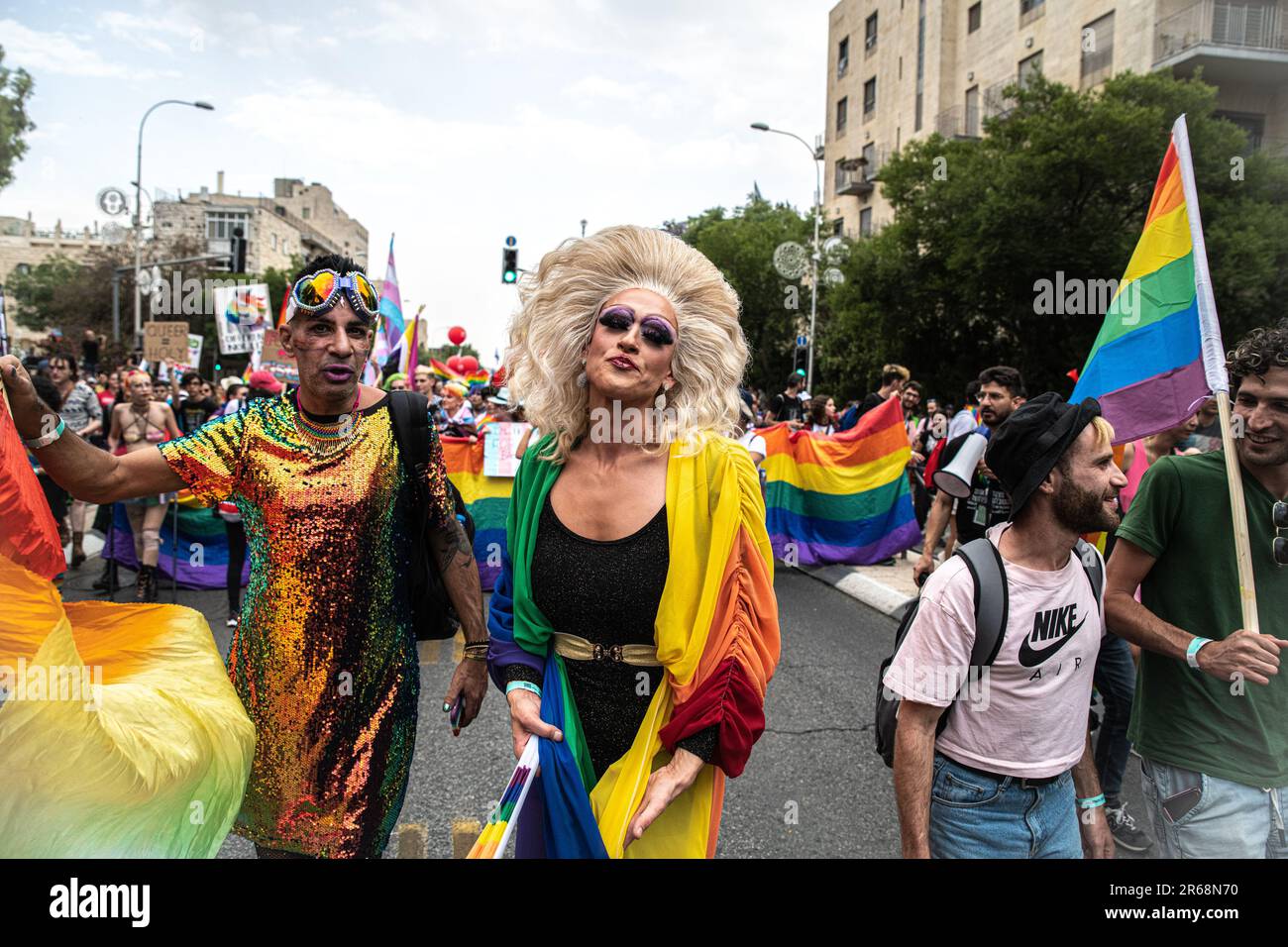 Un spectacle de dragde mène à la parade de la fierté de Jérusalem. Des milliers de personnes ont défilé dans le défilé annuel de la fierté de Jérusalem. Banque D'Images