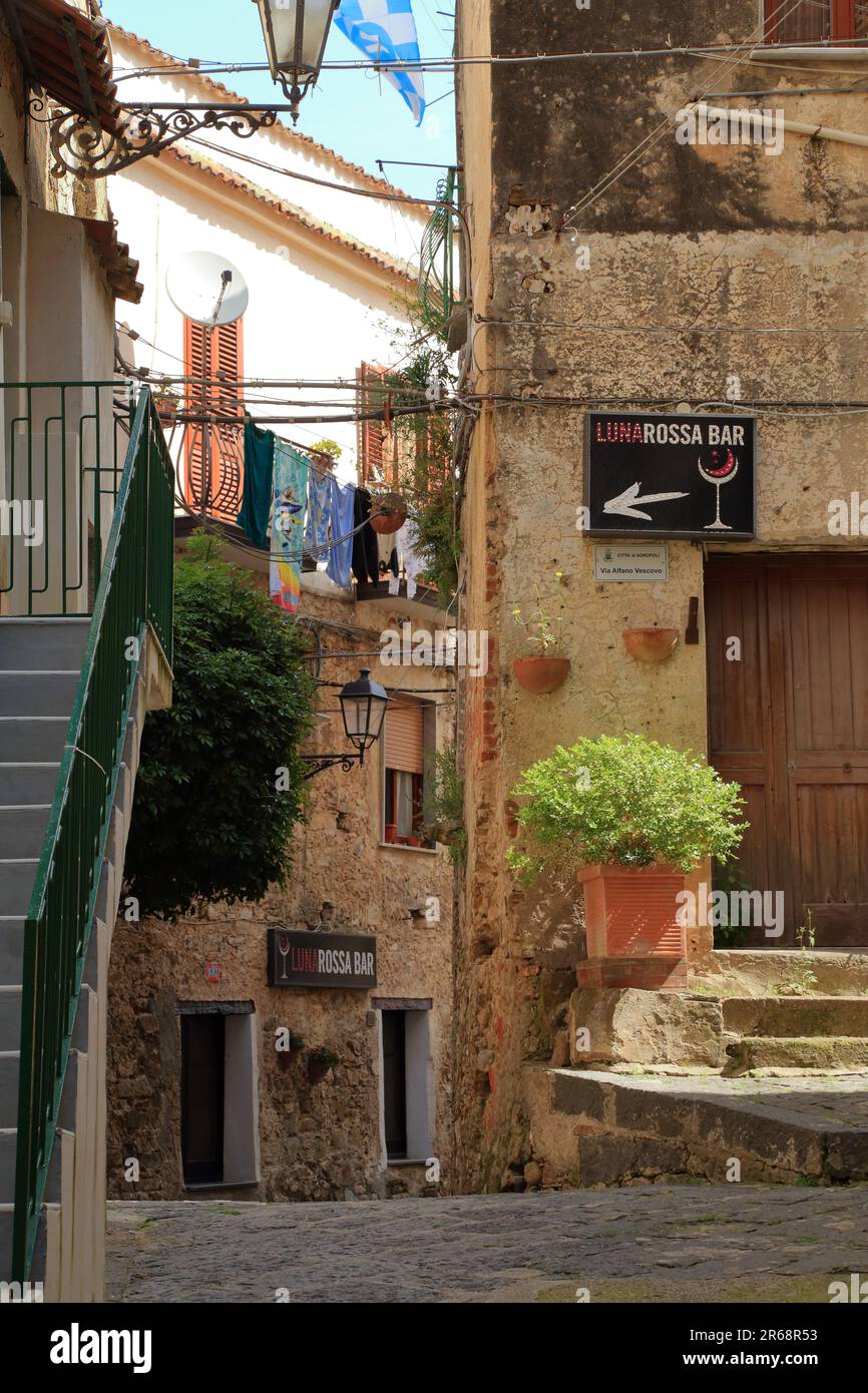 Rue étroite dans la ville médiévale Agropoli, Italie Banque D'Images