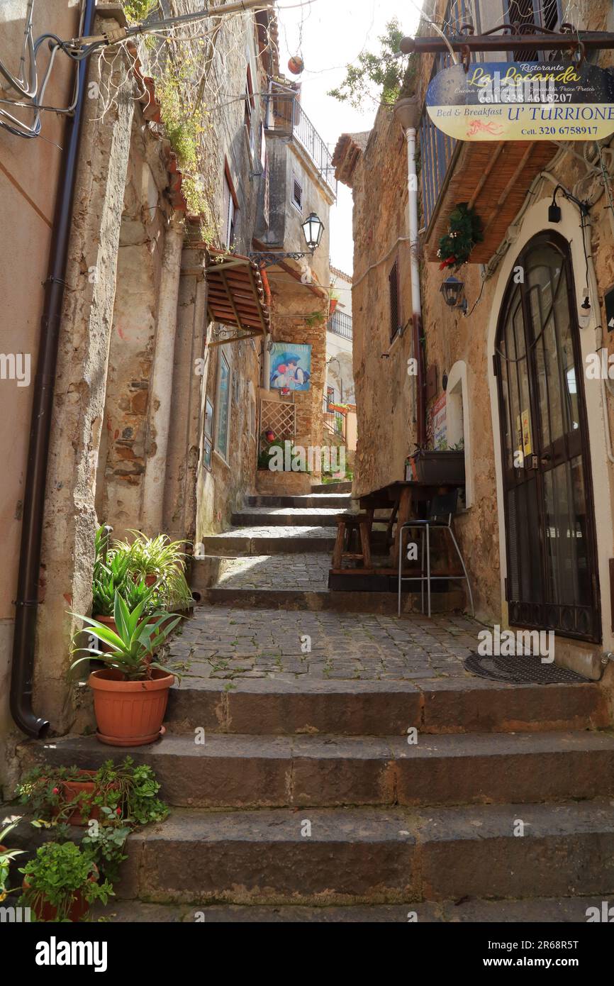 Rue étroite dans la ville médiévale Agropoli, Italie Banque D'Images