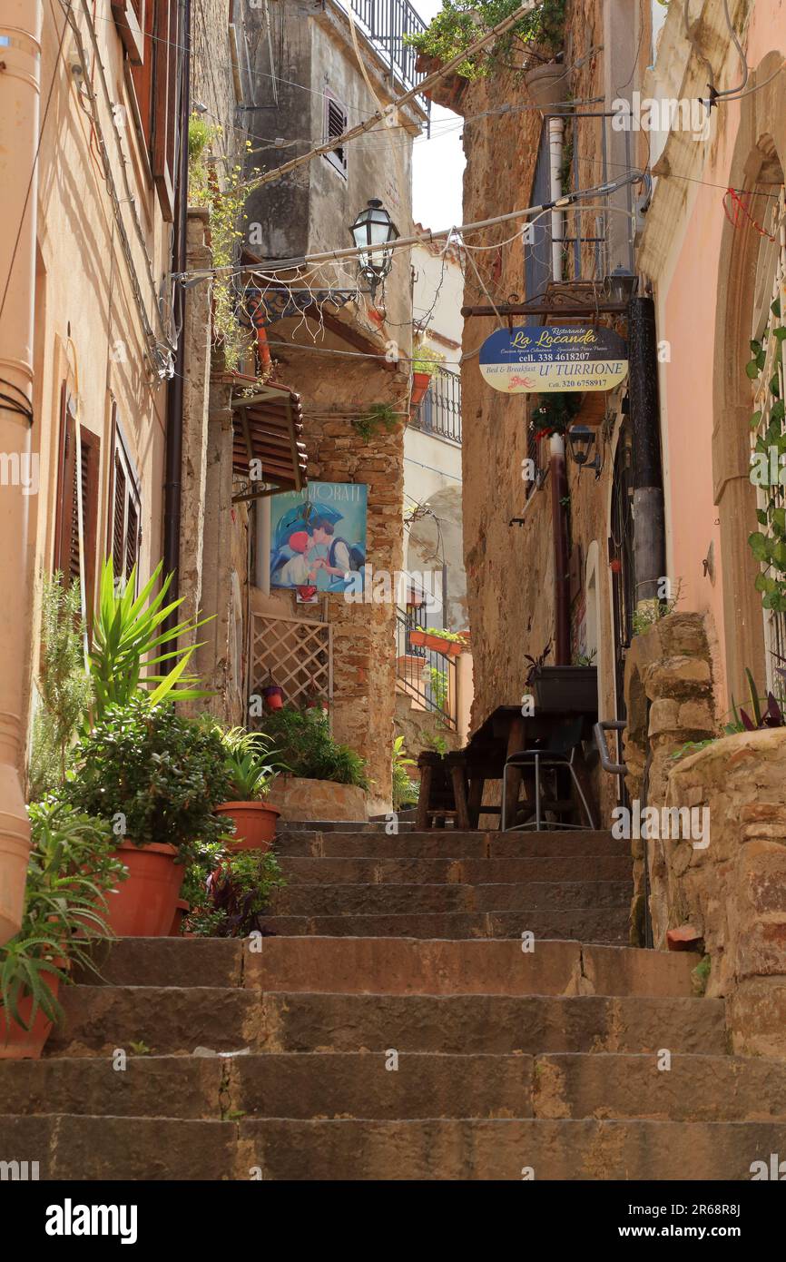 Rue étroite dans la ville médiévale Agropoli, Italie Banque D'Images