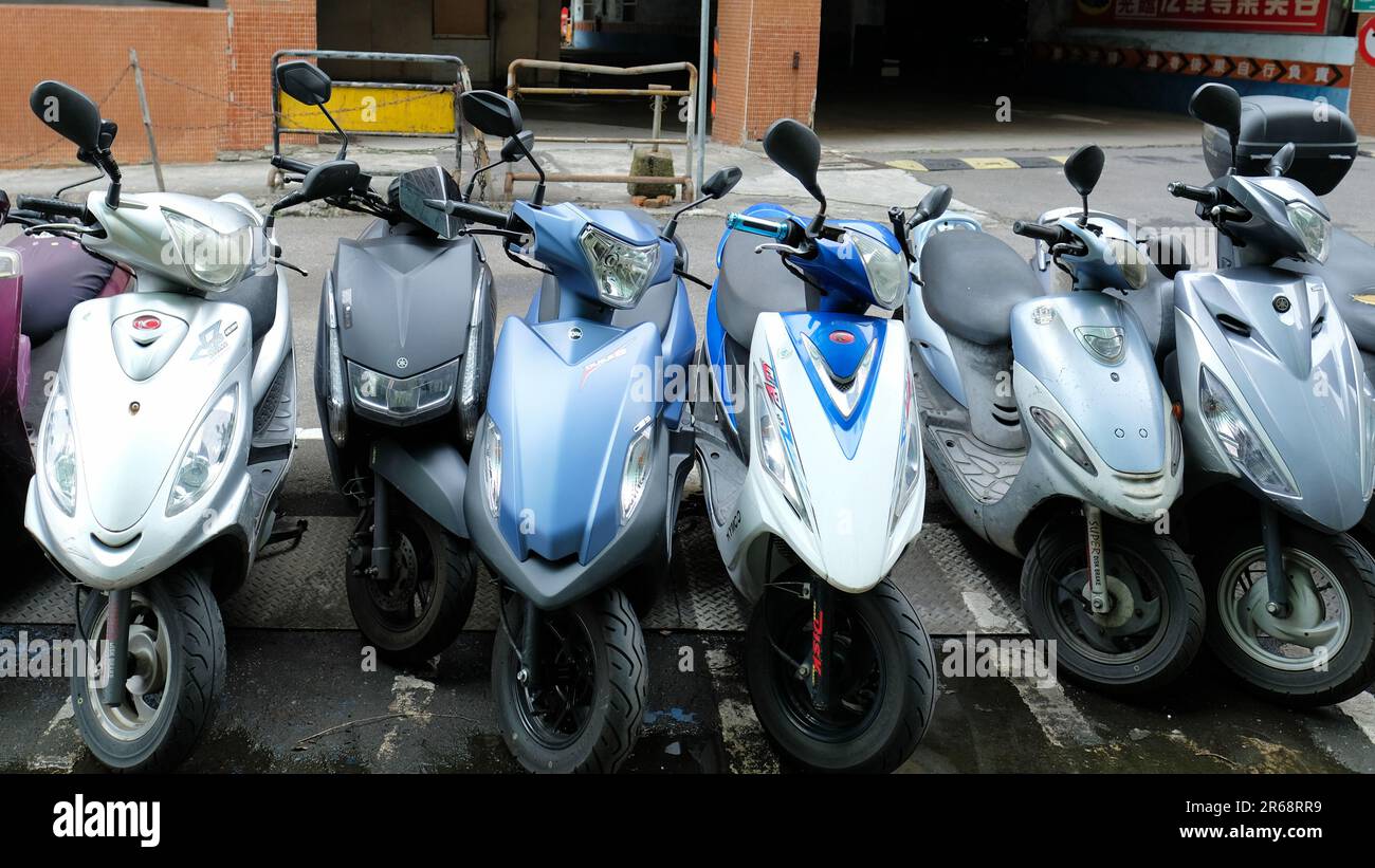 Ligne de scooters à moteur garés dans une aire de stationnement désignée pour les motocyclettes et les scooters; Taipei, Taïwan. Banque D'Images