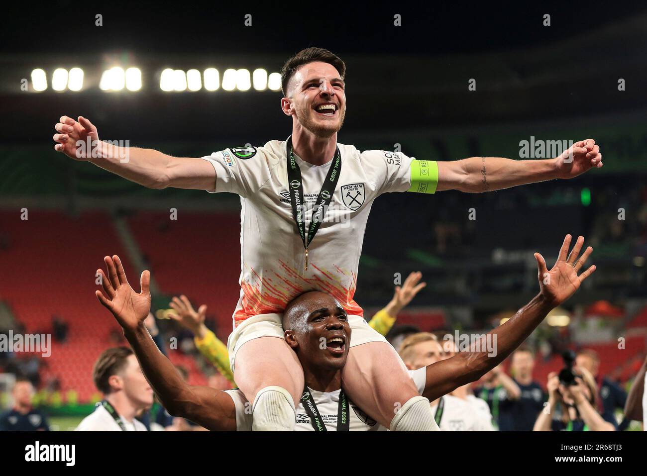 Prague, Tchéquie. 07th juin 2023. Declan Rice of West Ham United fête avec Angelo Ogbonna of West Ham United après le match final de la Ligue des conférences de l'UEFA entre Fiorentina et West Ham Uni à l'arène Fortuna sur 7 juin 2023 à Prague, en Tchéquie. (Photo de Daniel Chesterton/phcimages.com) Credit: PHC Images/Alamy Live News Banque D'Images