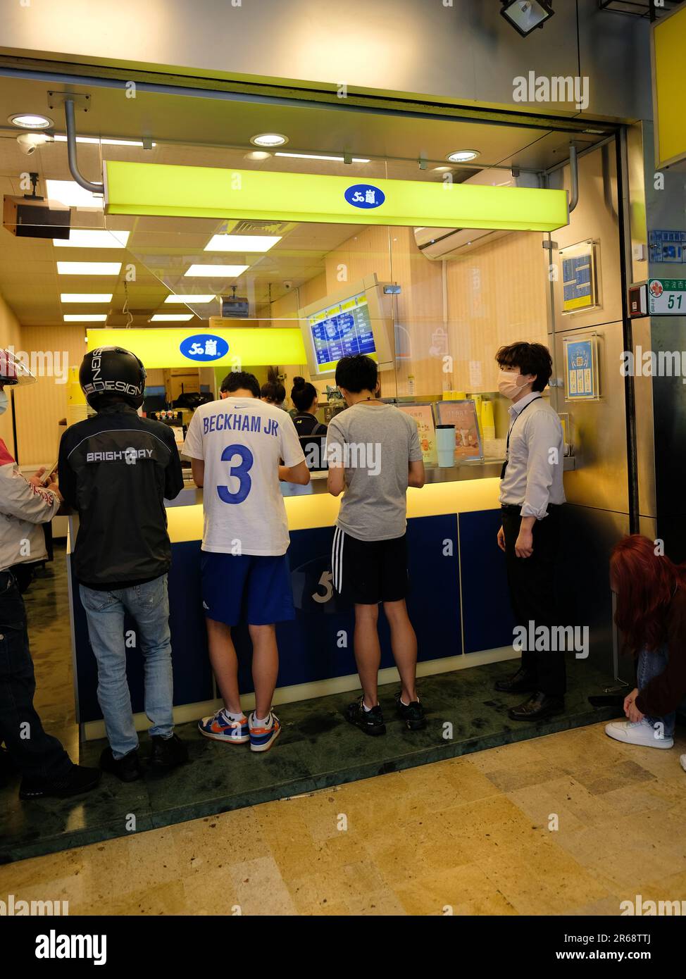 Les clients commandant dans un magasin de thé de 50 LAN à Taipei, Taïwan; l'une des plus grandes chaînes de thé de Taïwan, établie à Tainan en 1994. Banque D'Images