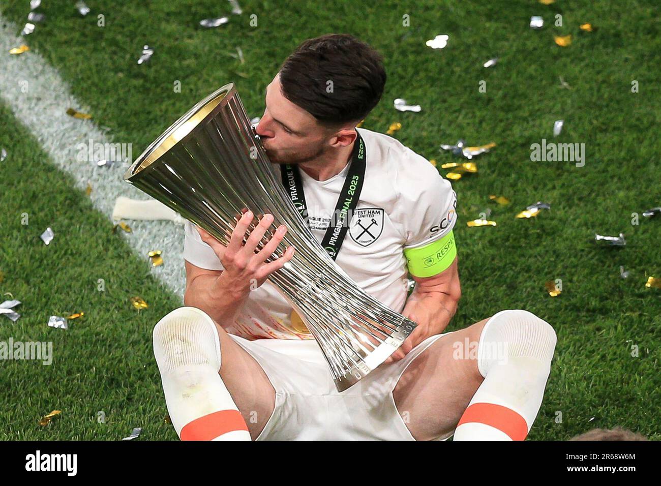 Prague, Tchéquie. 07th juin 2023. Declan Rice of West Ham United embrasse le trophée sur le terrain après le match final de la Ligue des conférences de l'UEFA entre Fiorentina et West Ham United à l'arène Fortuna sur 7 juin 2023 à Prague, en Tchéquie. (Photo de Daniel Chesterton/phcimages.com) Credit: PHC Images/Alamy Live News Banque D'Images