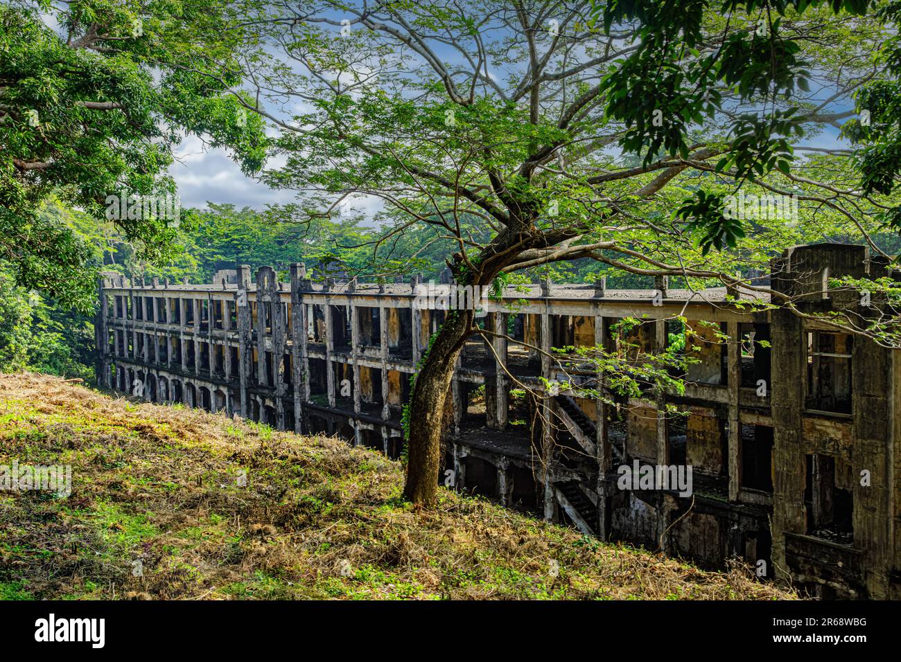 Les ruines de la caserne de Middleside, sur l'île Corregidor aux Philippines. L'île Corregidor gardait l'entrée de la baie de Manille Banque D'Images