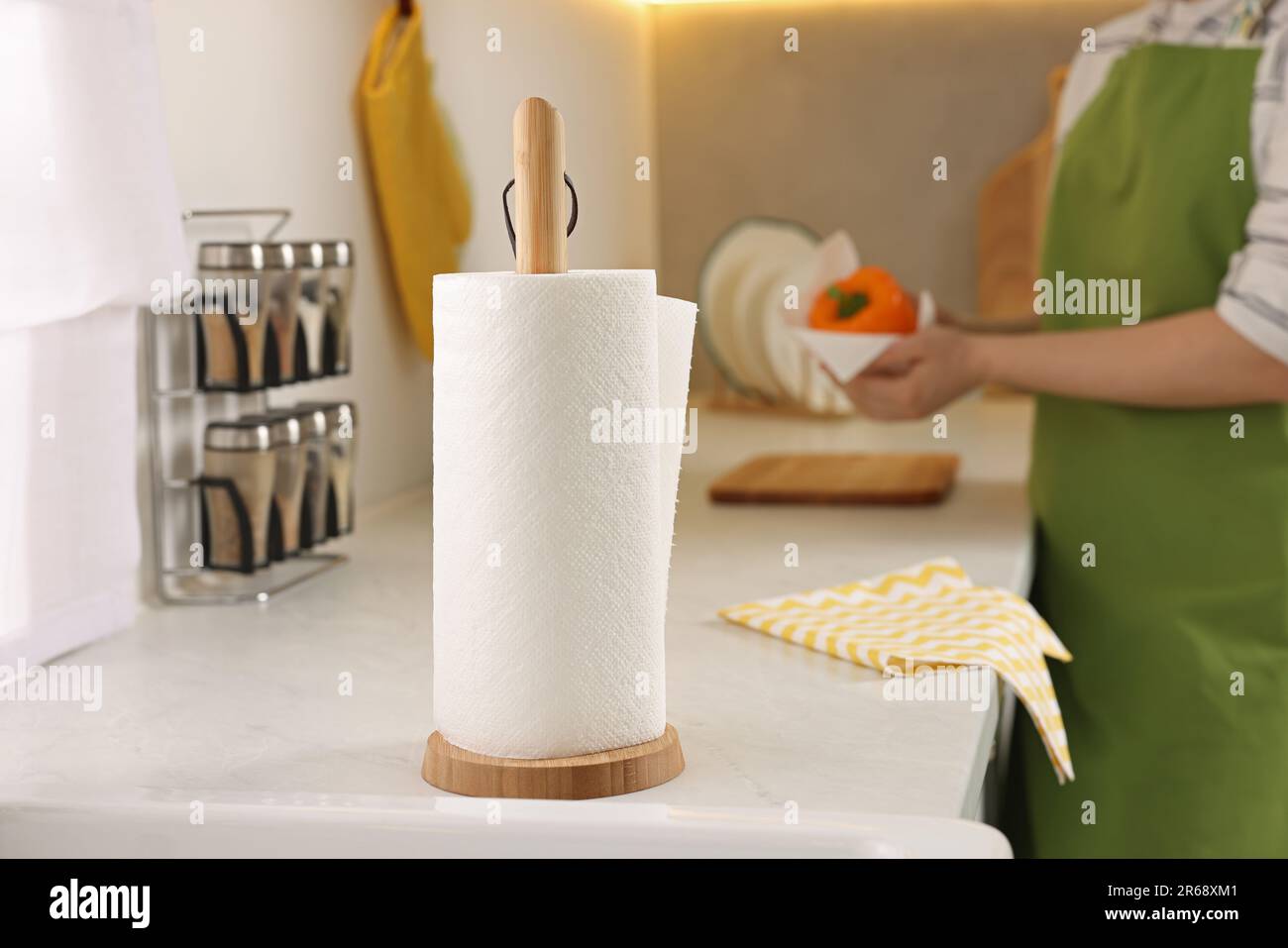Rouleau de serviettes en papier dans la cuisine et femme essuyant le  poivron sur fond. Espace pour le texte Photo Stock - Alamy