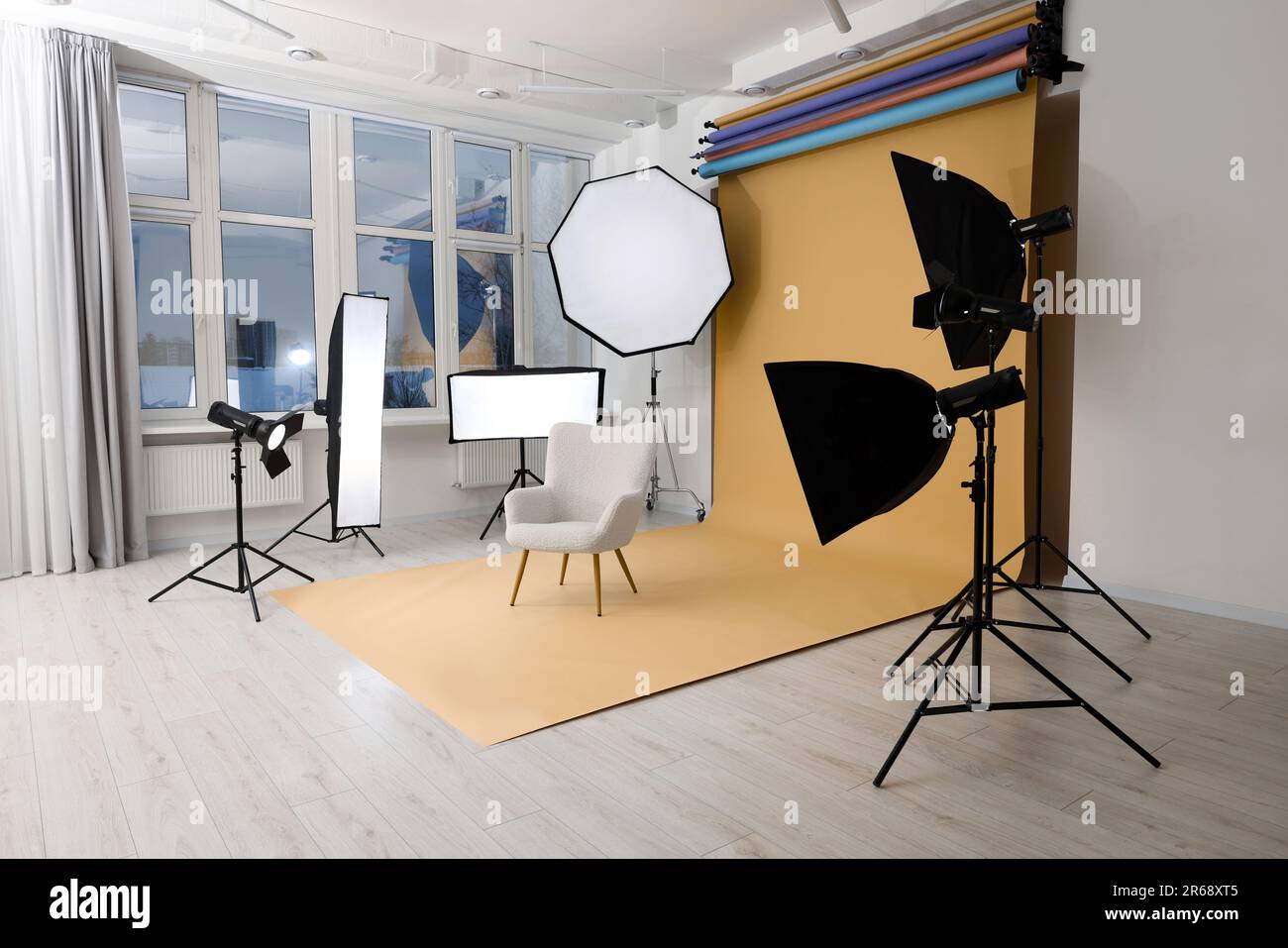 Intérieur de studio photo moderne avec fauteuil et équipement d'éclairage  professionnel Photo Stock - Alamy