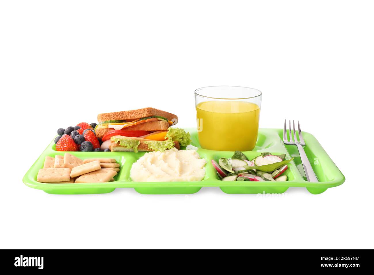 Plateau de service avec des aliments sains savoureux et des jus isolés sur blanc. Dîner scolaire Banque D'Images