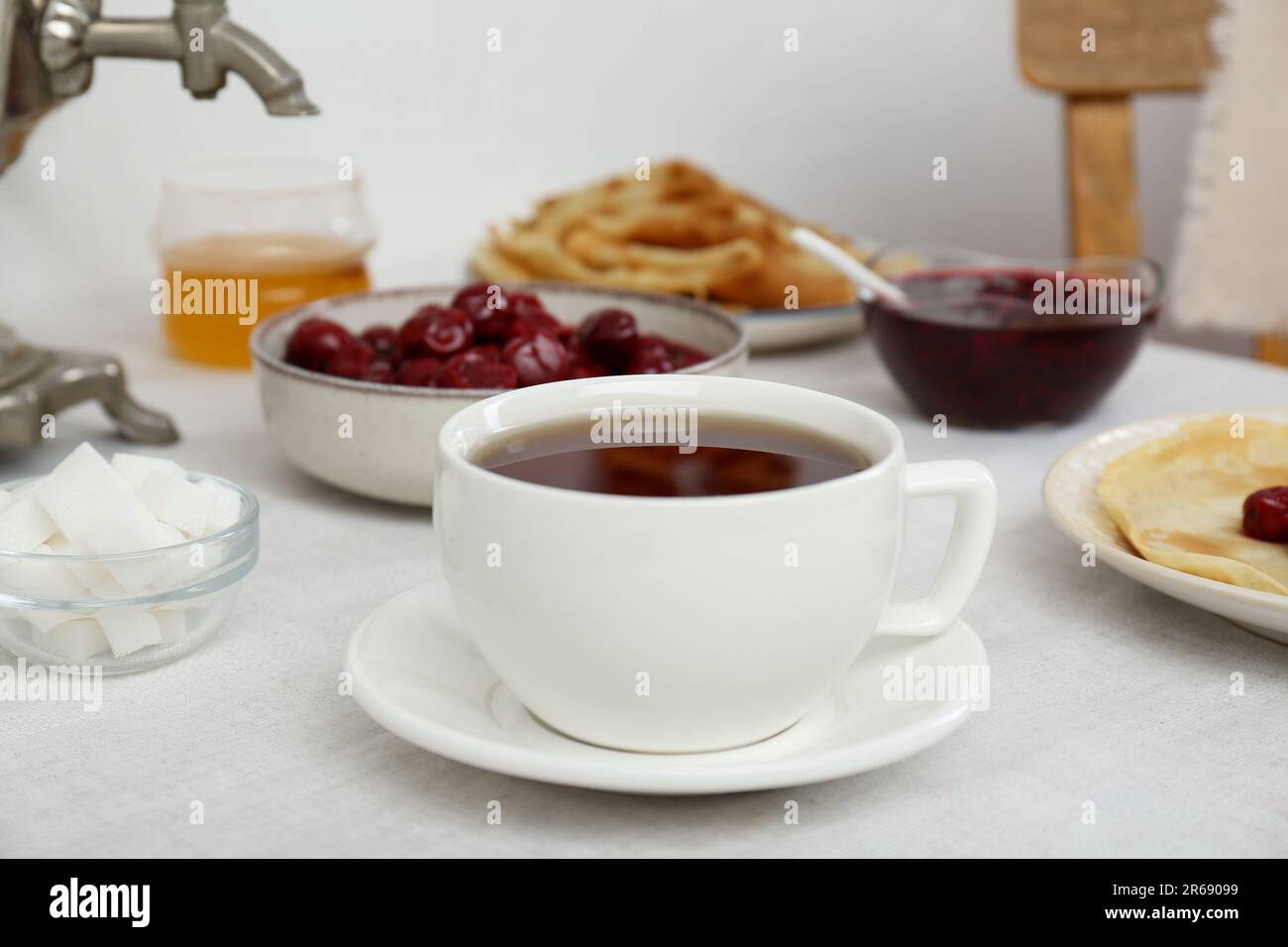 Une tasse de boisson chaude et des en-cas sont servis à table. Cérémonie traditionnelle du thé russe Banque D'Images