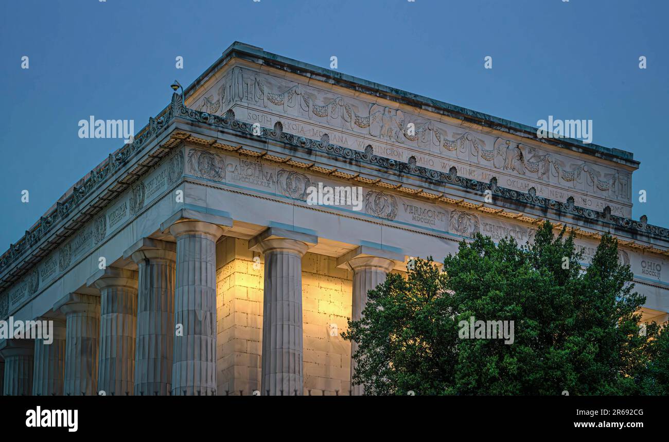 Le Lincoln Memorial à l'aube, une lueur chaleureuse sur la frise et la corniche listant les États. Le mémorial rend hommage au président des États-Unis en 16th, A Banque D'Images